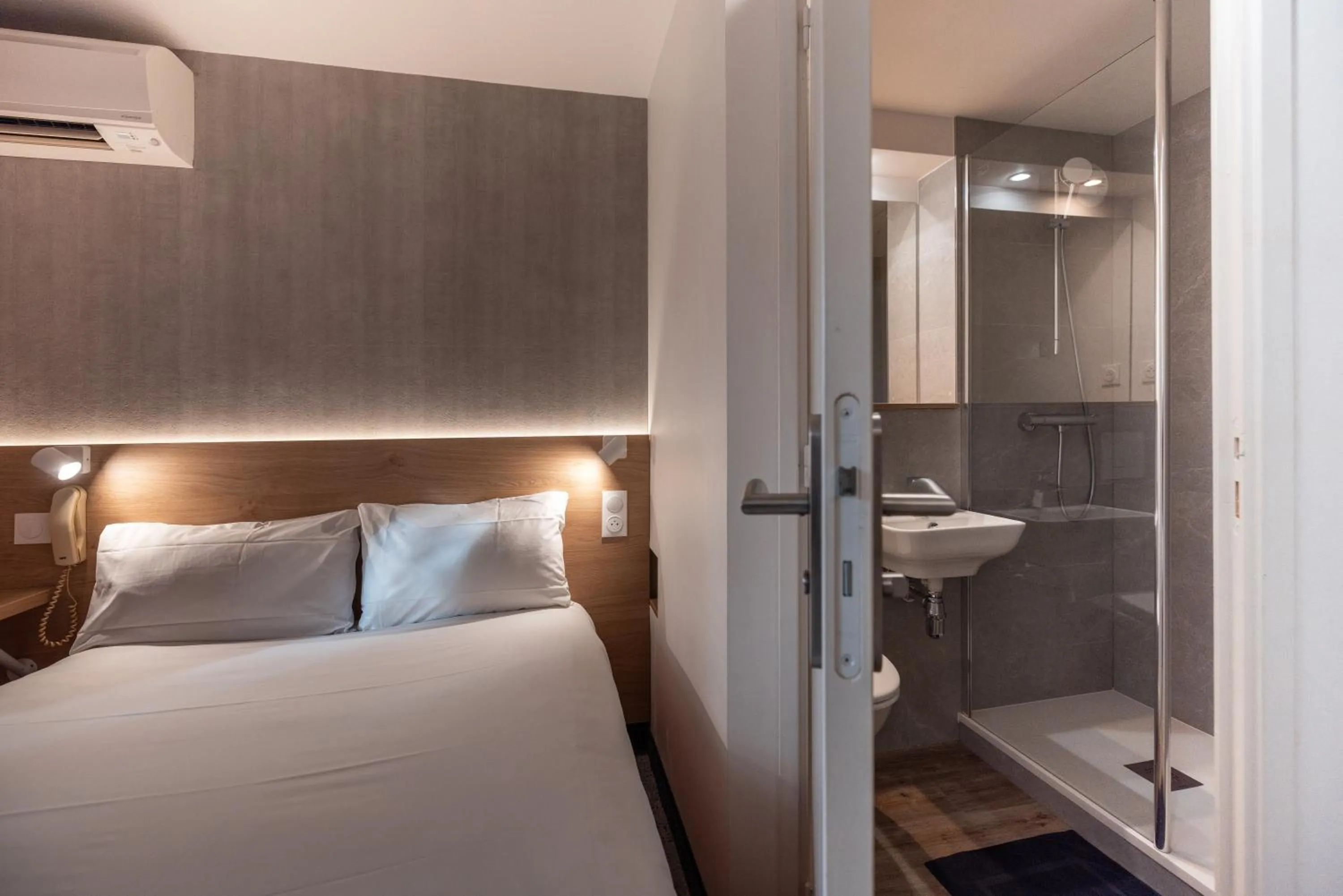 Bedroom, Bed in The Originals Access, Hôtel Bordeaux Lac