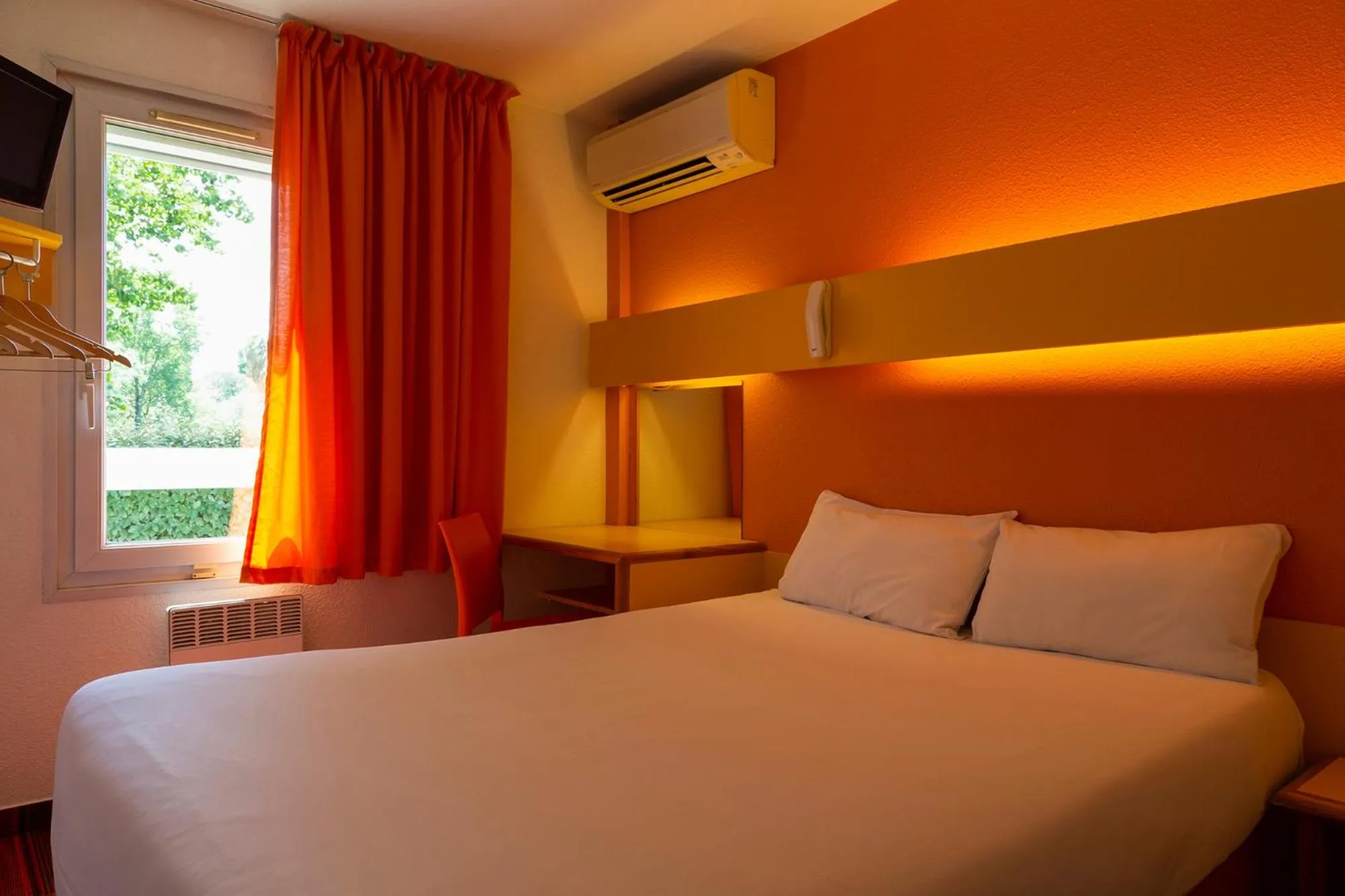 Bed in The Originals Access, Hôtel Bordeaux Lac