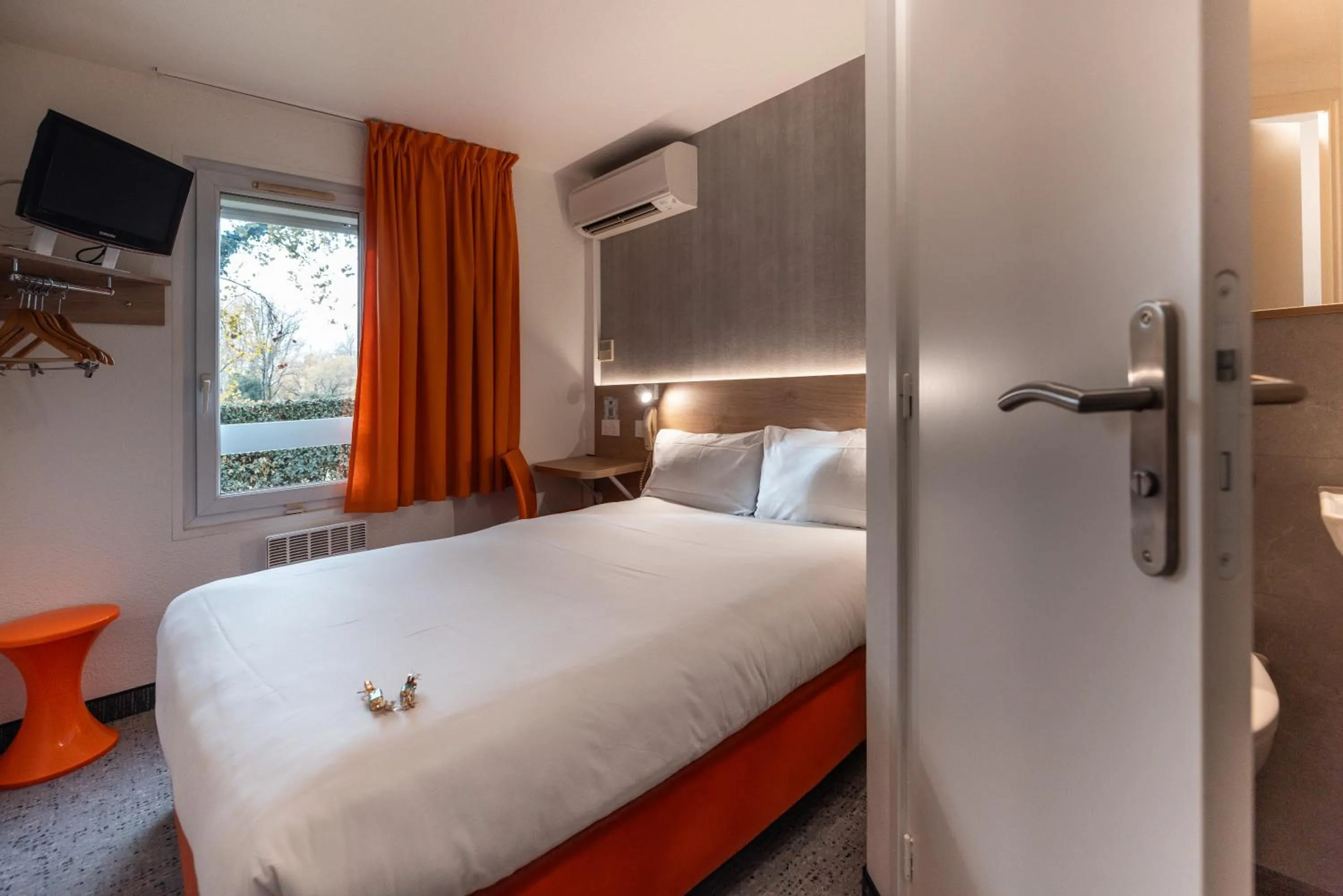 Photo of the whole room, Bed in The Originals Access, Hôtel Bordeaux Lac