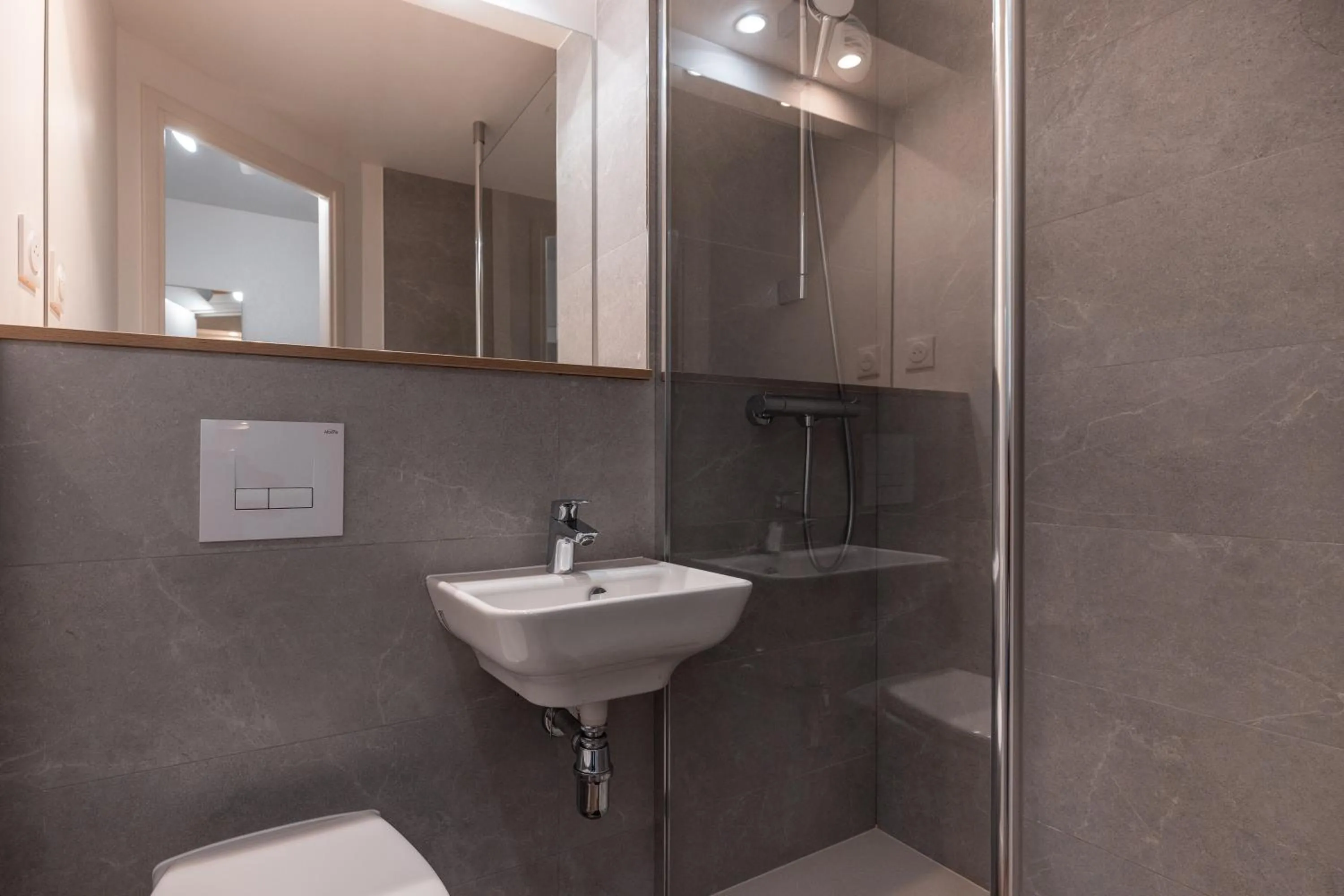 Shower in The Originals Access, Hôtel Bordeaux Lac