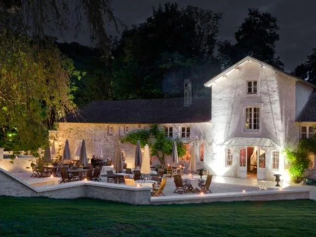 Facade/entrance in Logis La Source Bleue