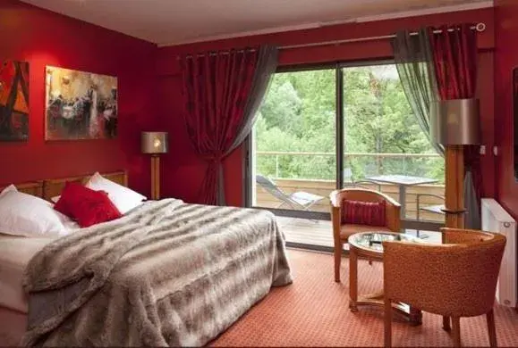 Photo of the whole room, Bed in Logis La Source Bleue Photo of the whole room, Bed in Logis La Source Bleue