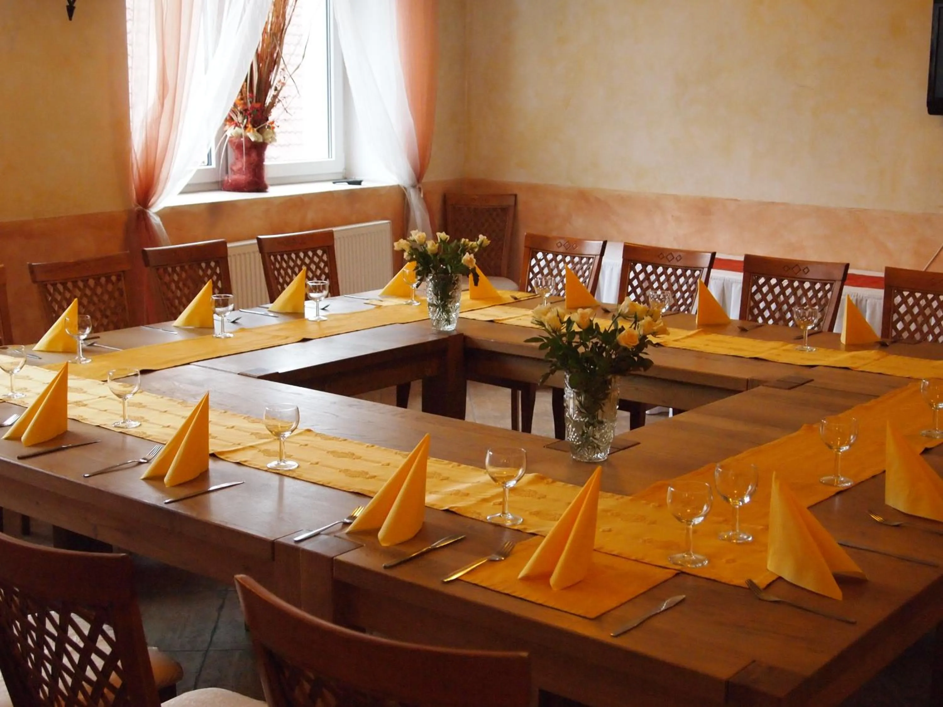 Restaurant/places to eat in Hotel Bila Ruze