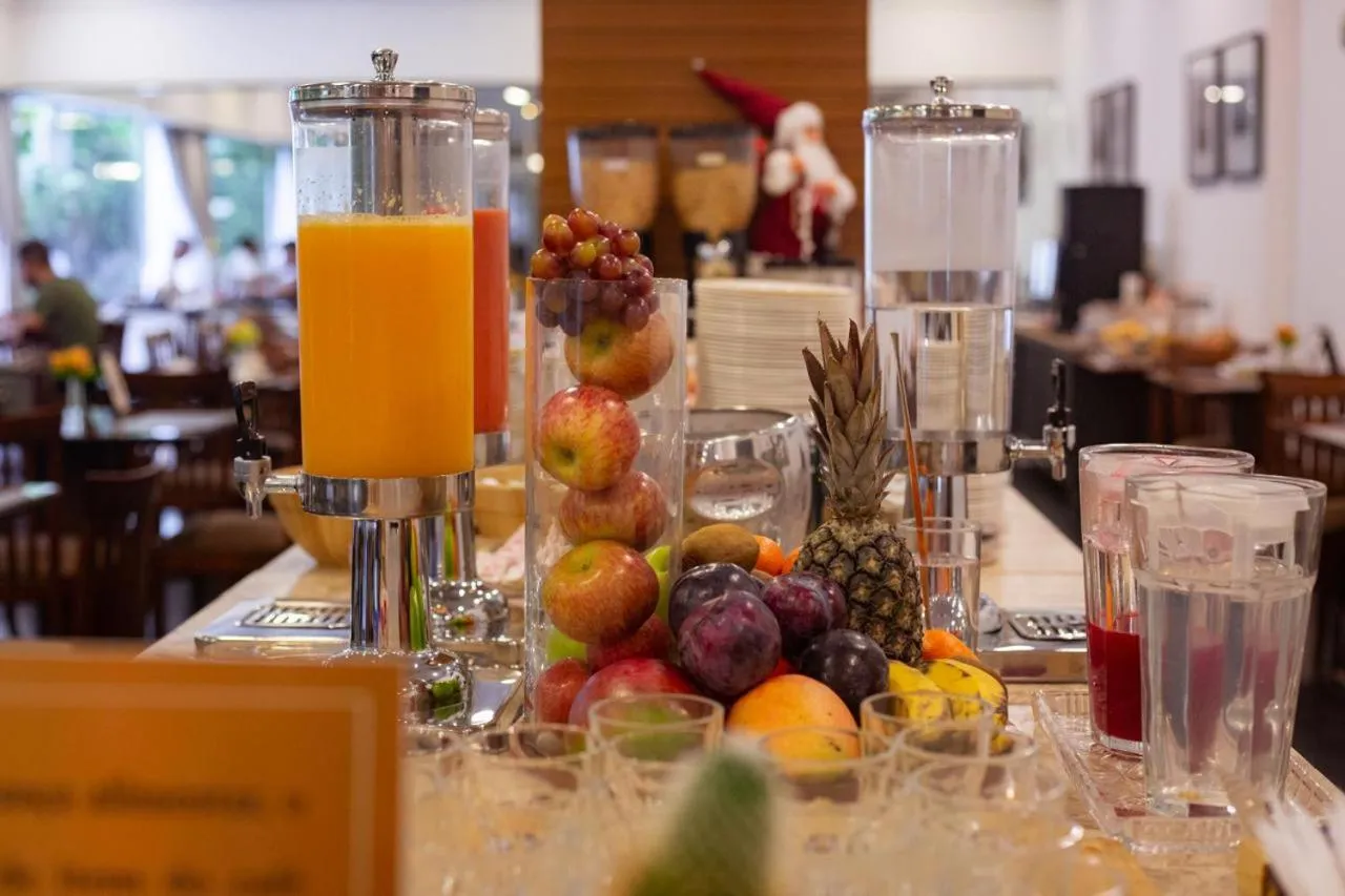 Breakfast in Metropolitan Hotel