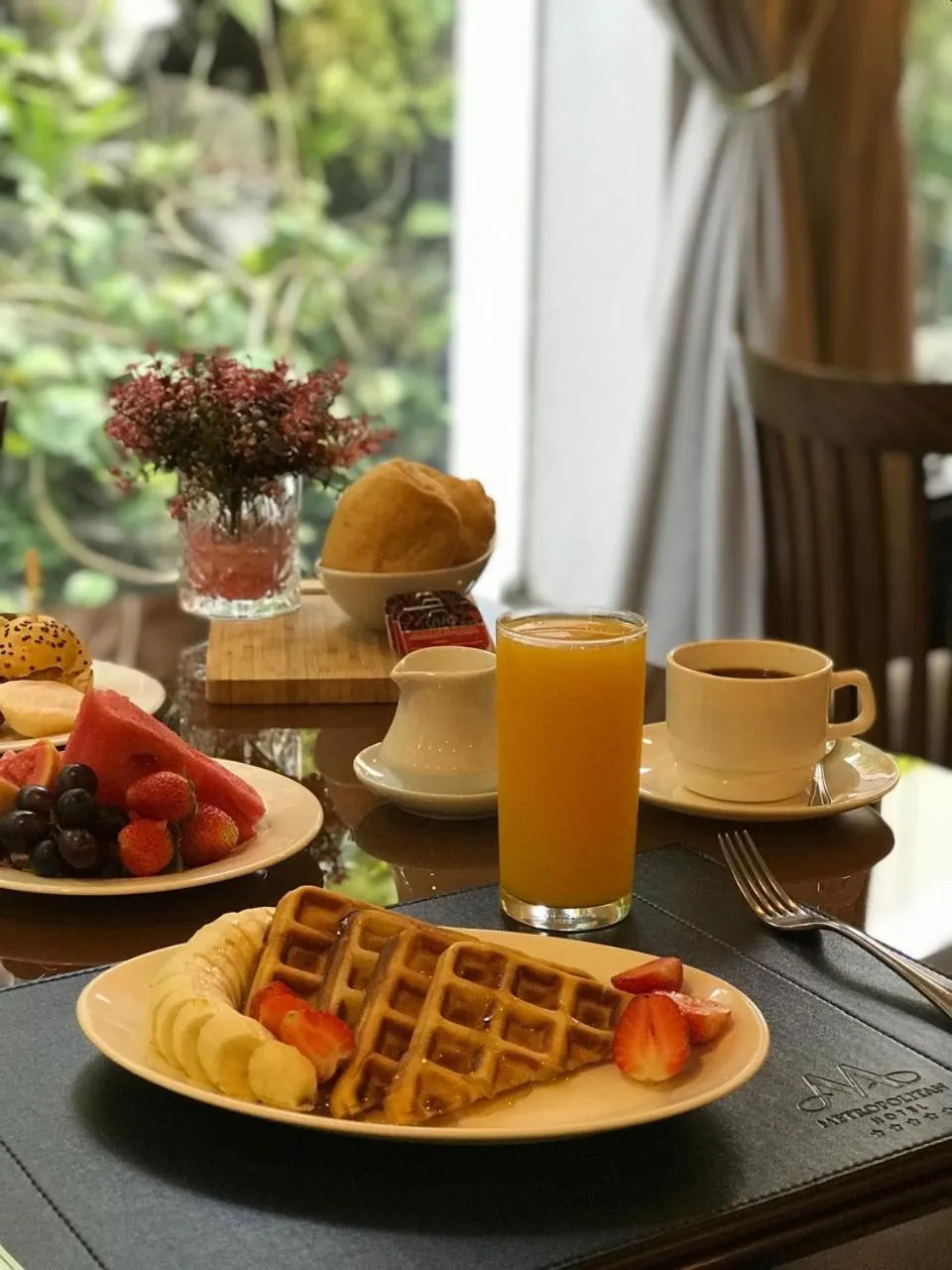 Restaurant/places to eat in Metropolitan Hotel