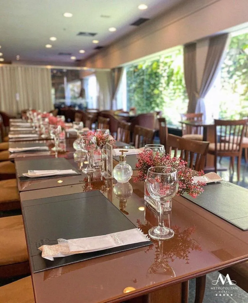 Restaurant/places to eat in Metropolitan Hotel