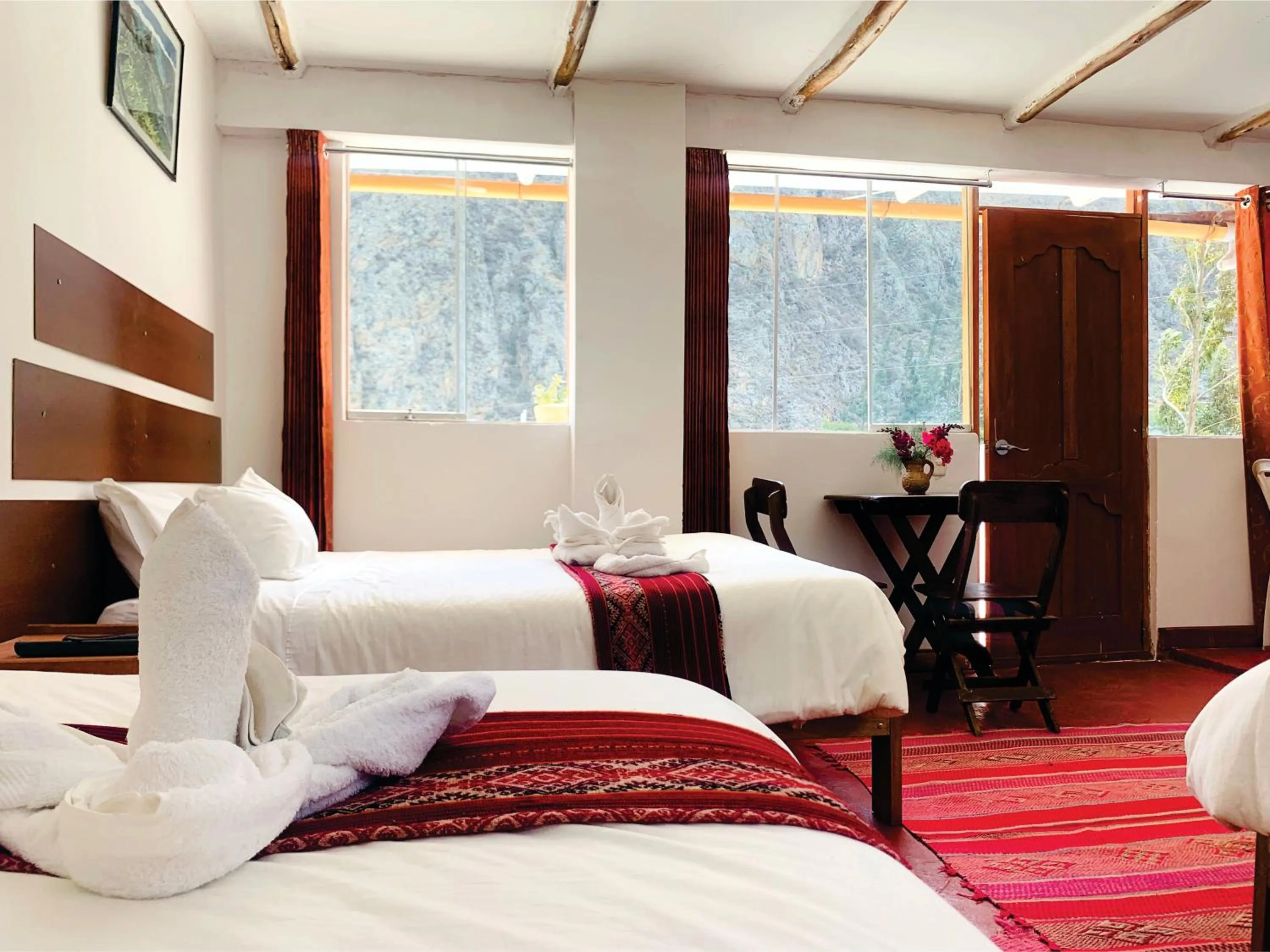 Photo of the whole room, Bed in Inka Khawarina Tambo Lodge