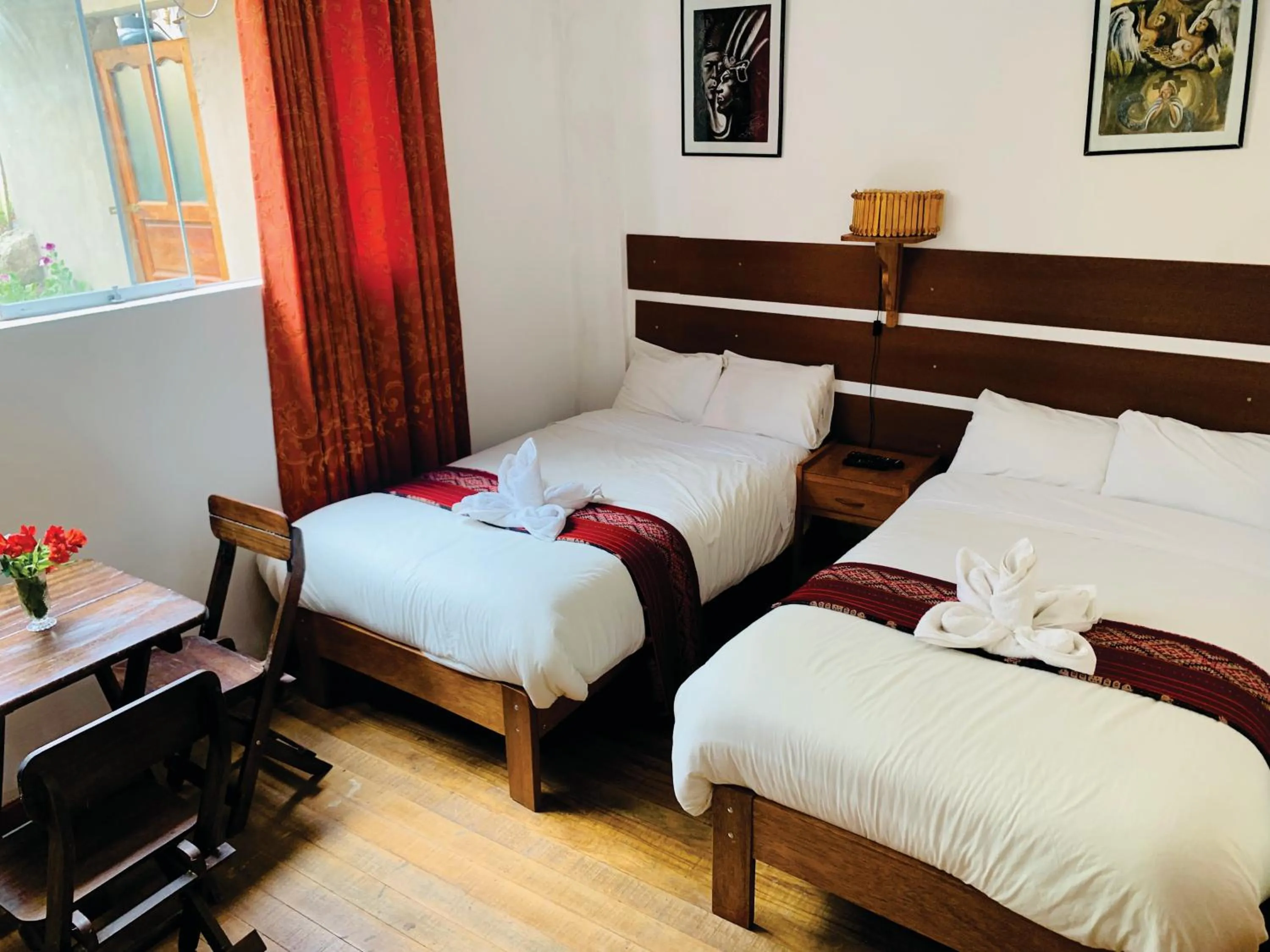 Photo of the whole room, Bed in Inka Khawarina Tambo Lodge