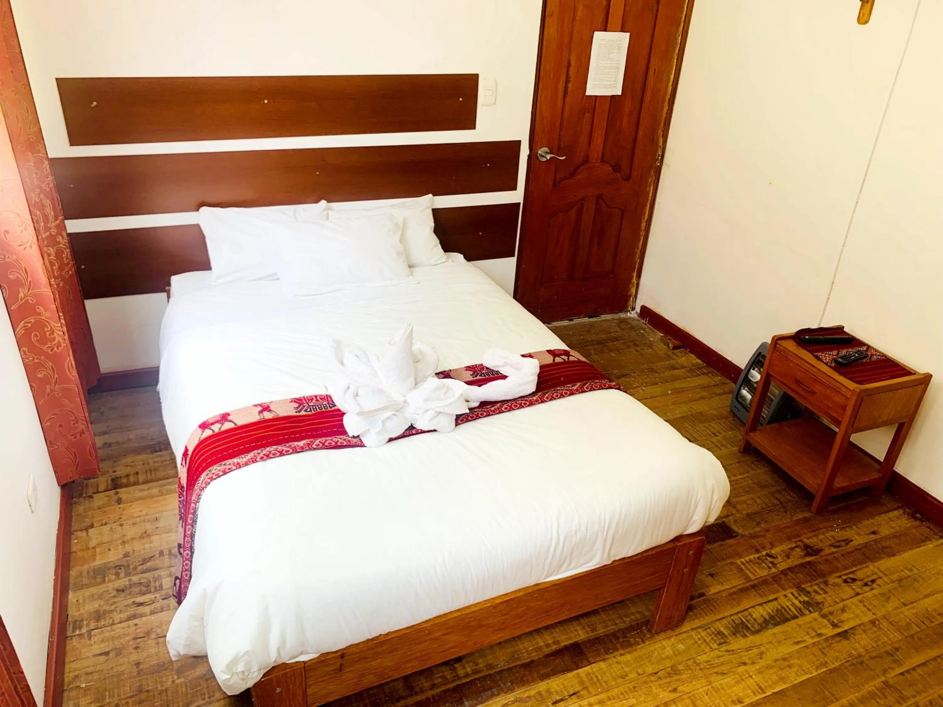 Photo of the whole room, Bed in Inka Khawarina Tambo Lodge