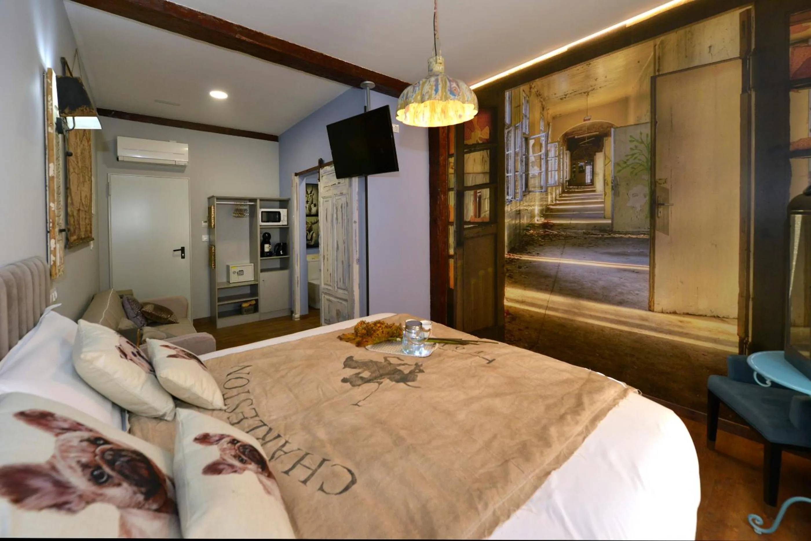 Photo of the whole room, Bed in Center Suite Santander