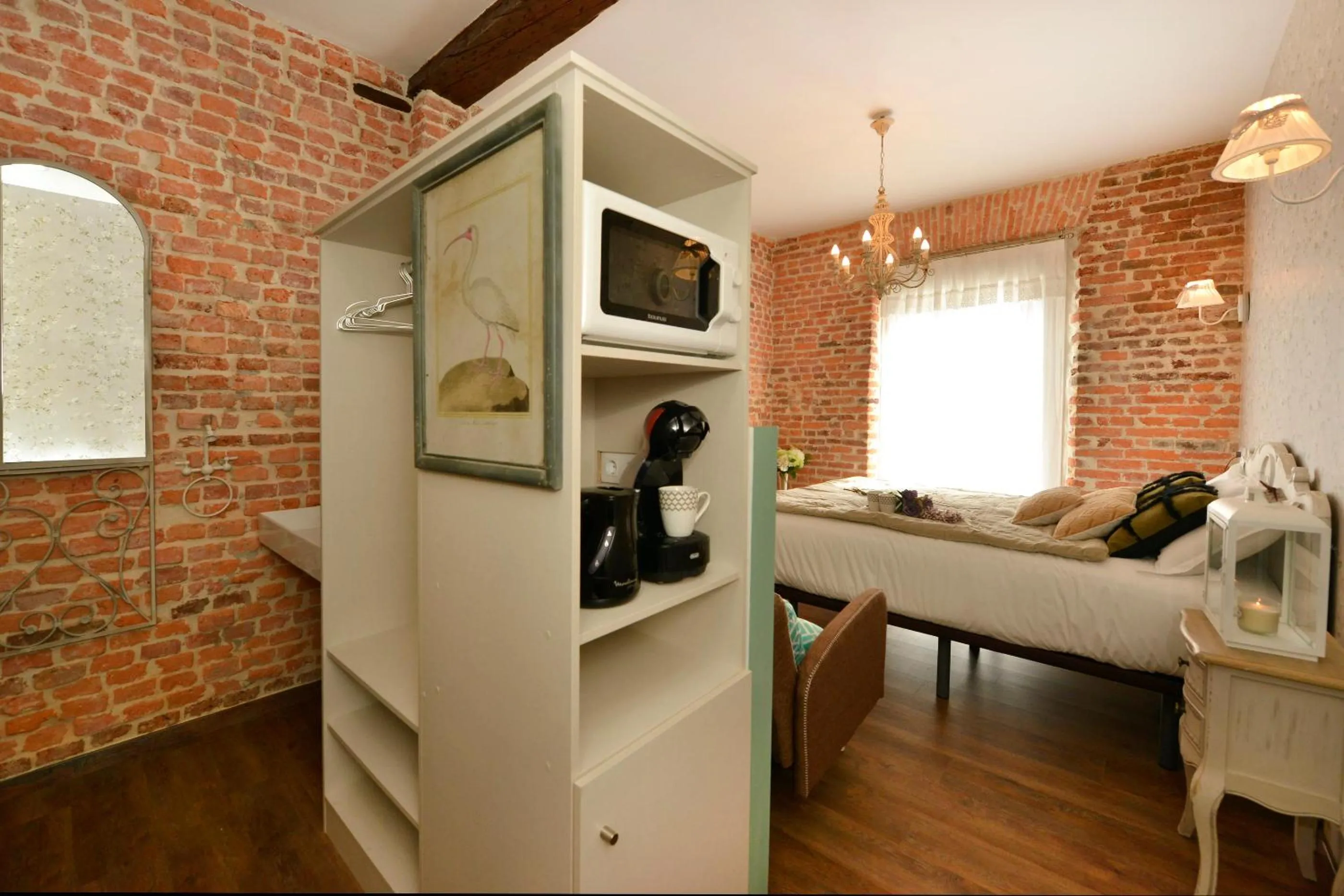 Photo of the whole room, Bed in Center Suite Santander