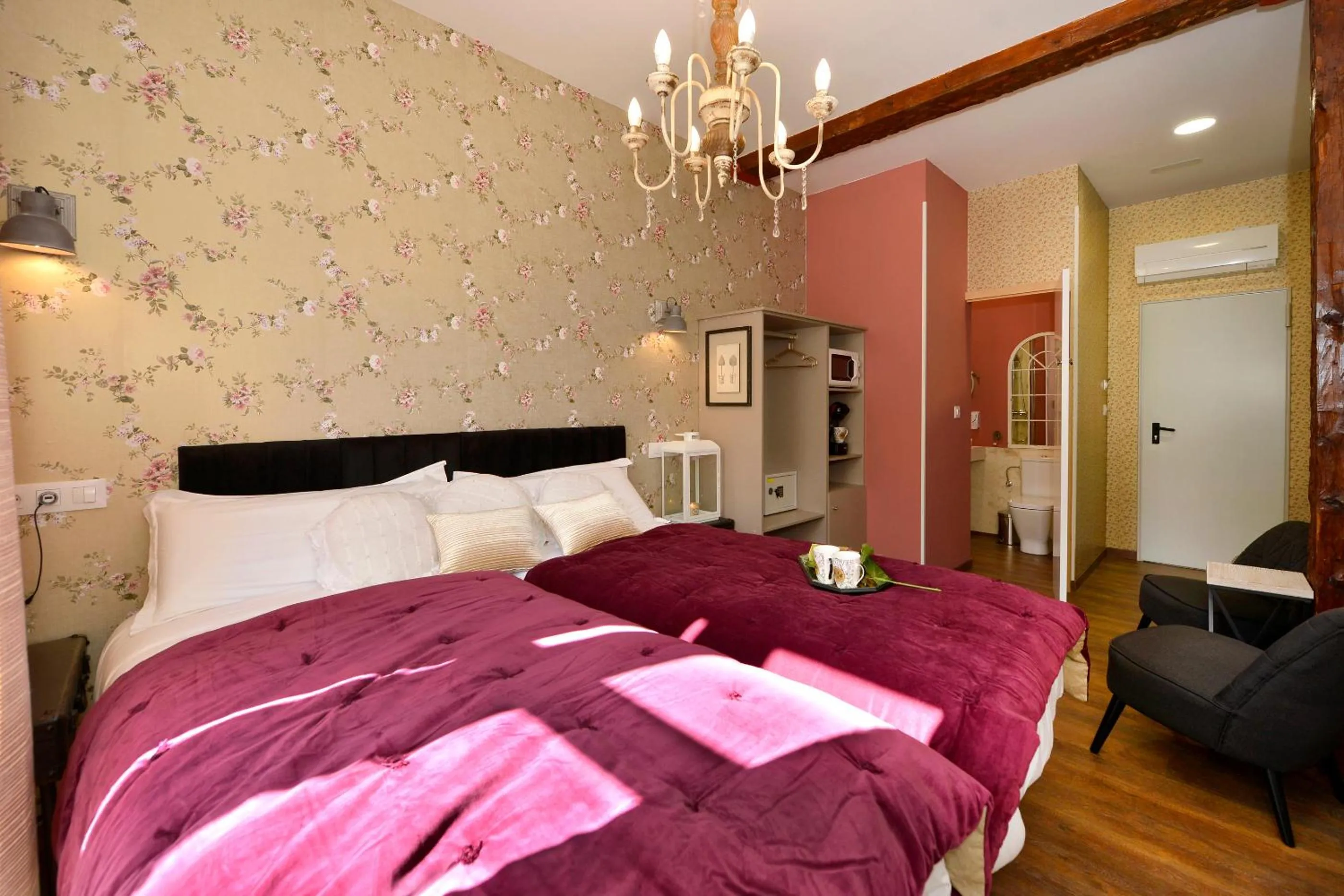 Other, Bed in Center Suite Santander