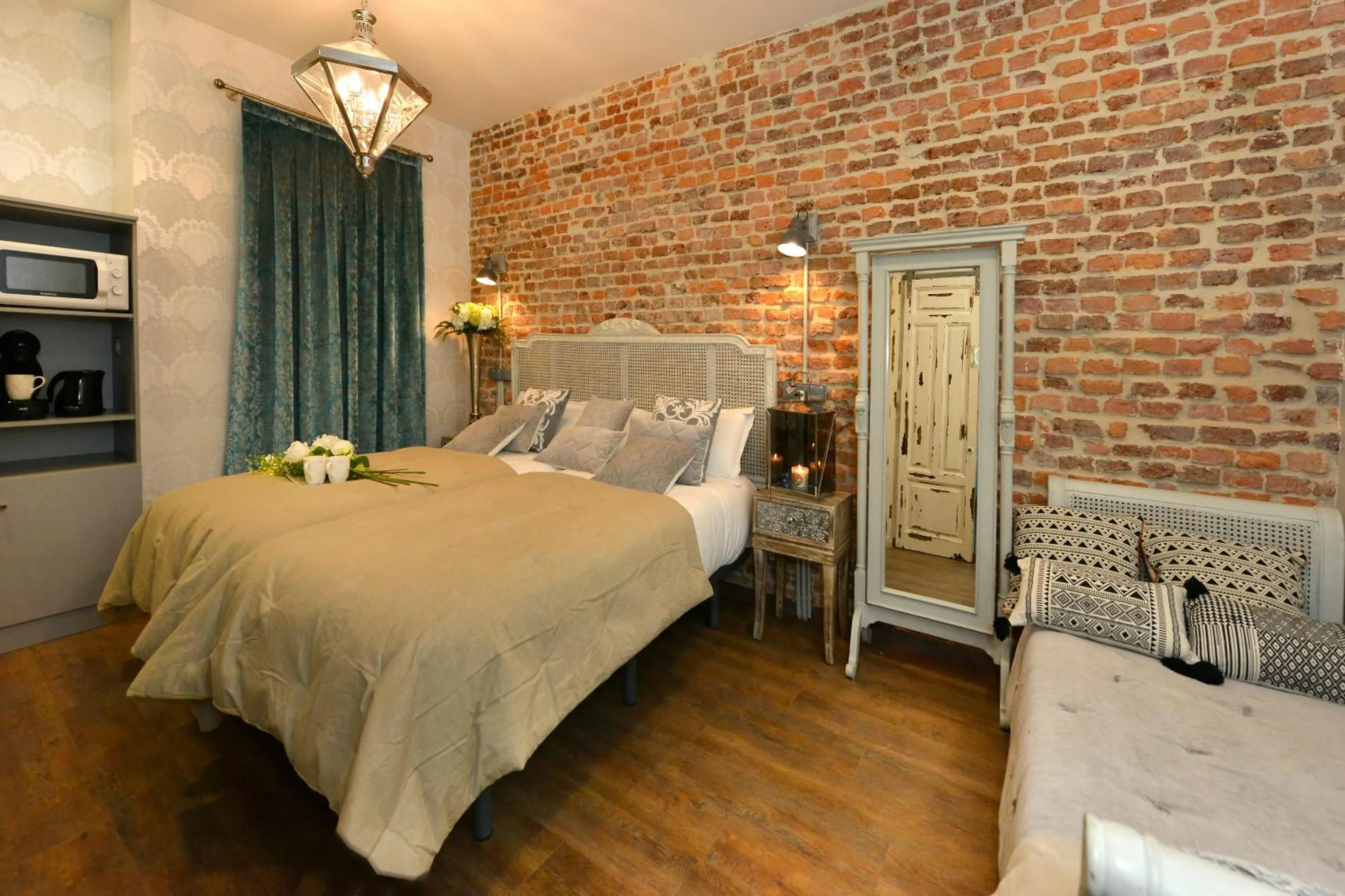 Photo of the whole room, Bed in Center Suite Santander