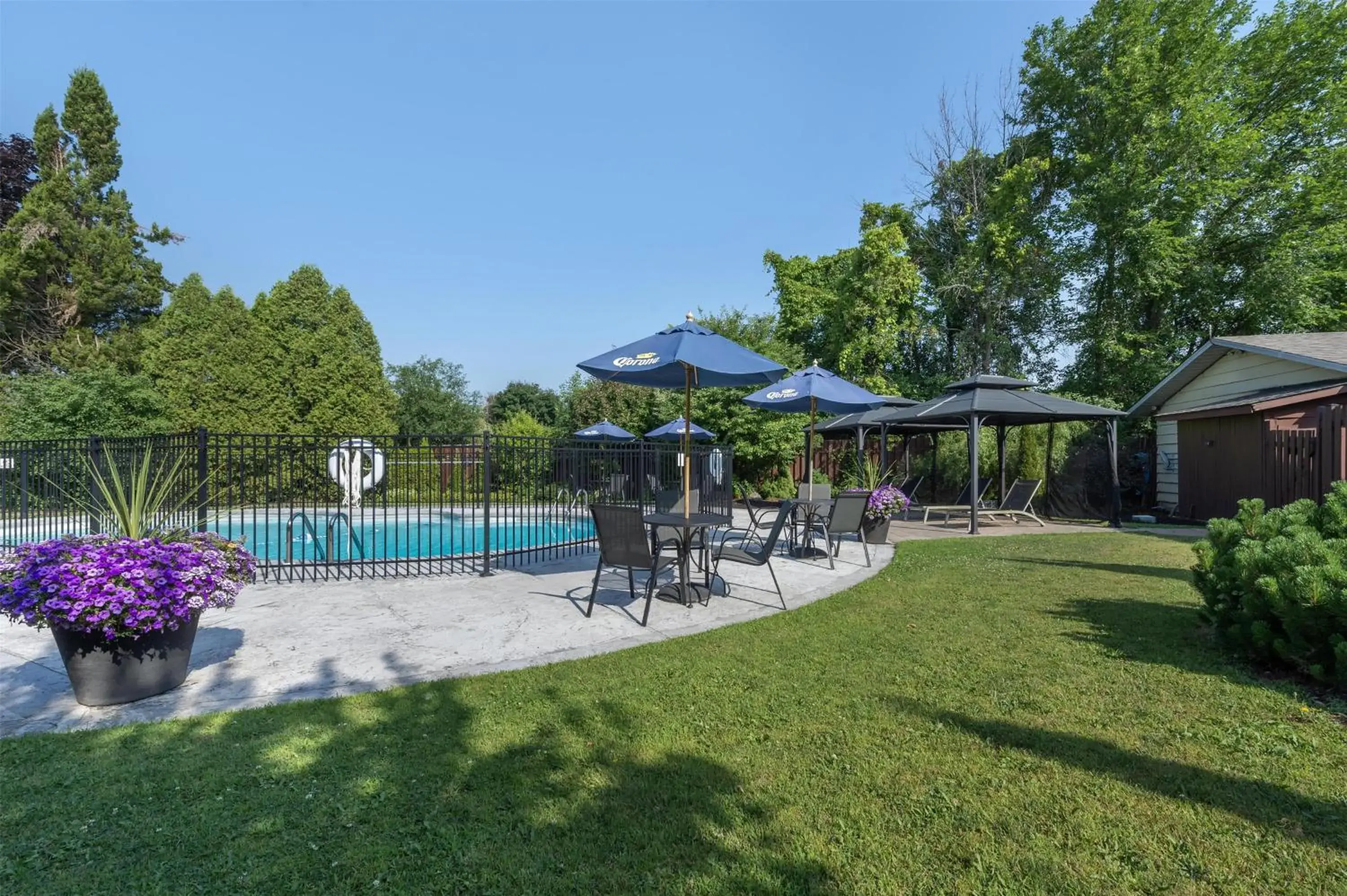 Pool view in Best Western Parkway Inn & Conference Centre Pool view in Best Western Parkway Inn & Conference Centre