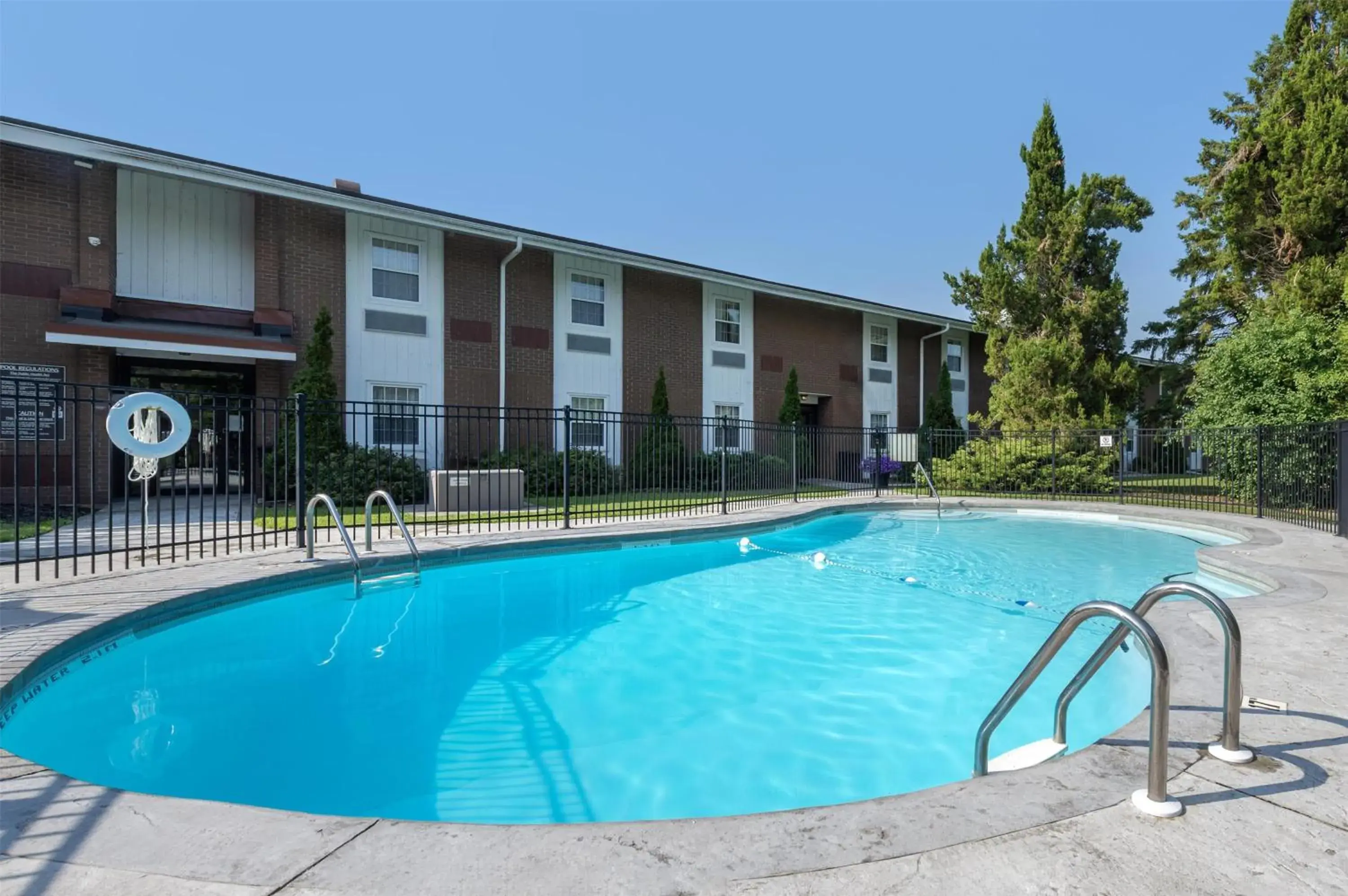 Pool view in Best Western Parkway Inn & Conference Centre Pool view in Best Western Parkway Inn & Conference Centre