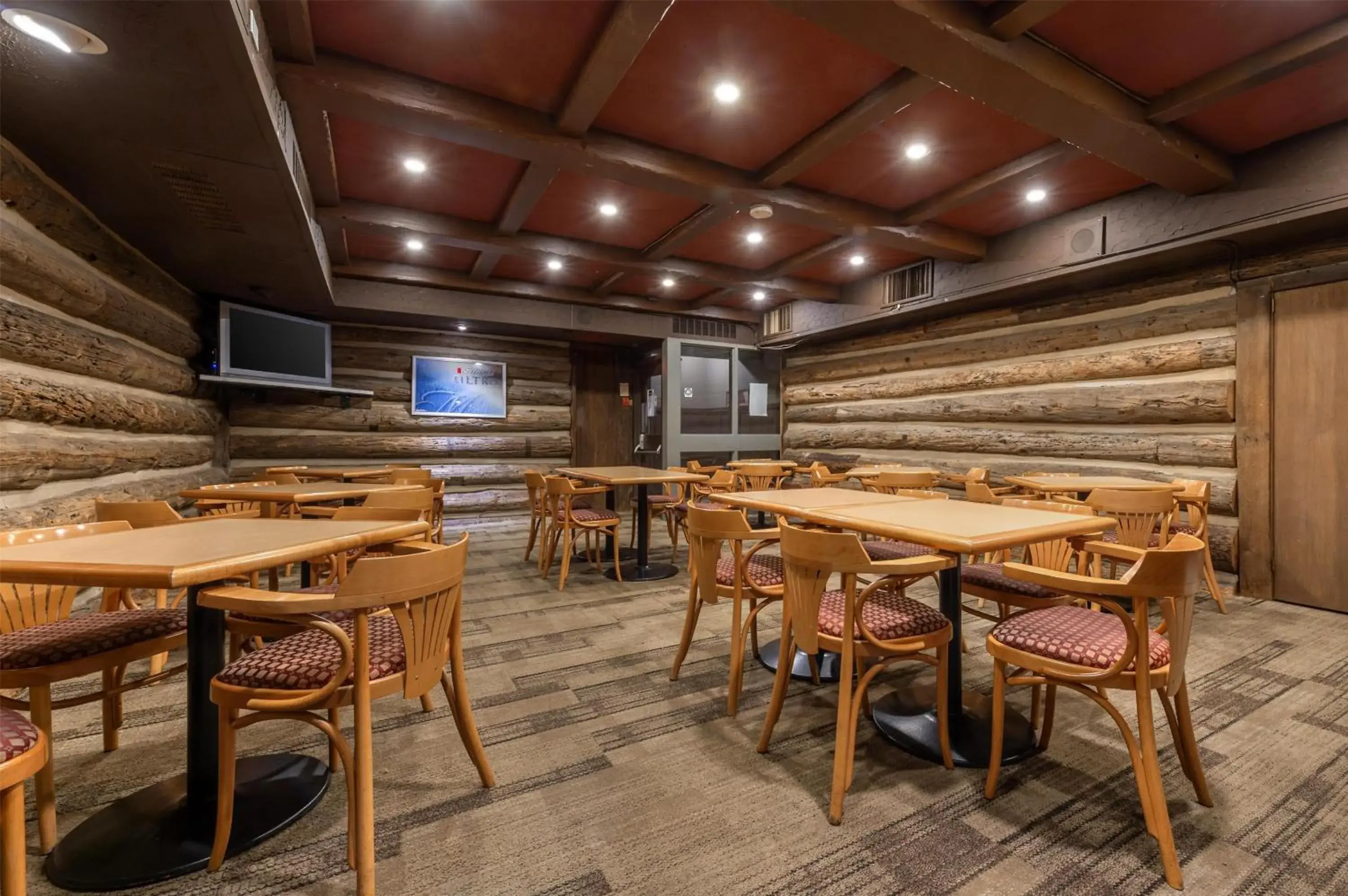 Lounge or bar in Best Western Parkway Inn & Conference Centre Lounge or bar in Best Western Parkway Inn & Conference Centre