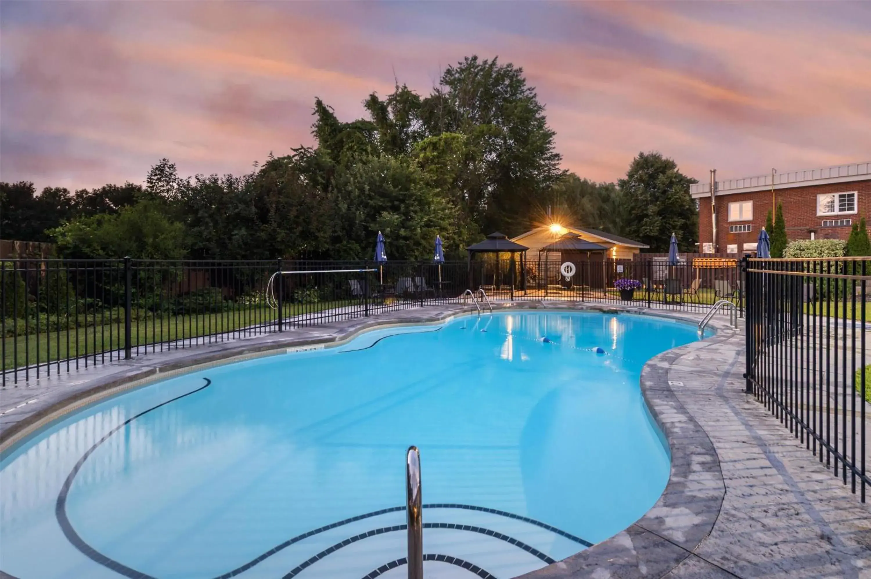 Pool view in Best Western Parkway Inn & Conference Centre Pool view in Best Western Parkway Inn & Conference Centre