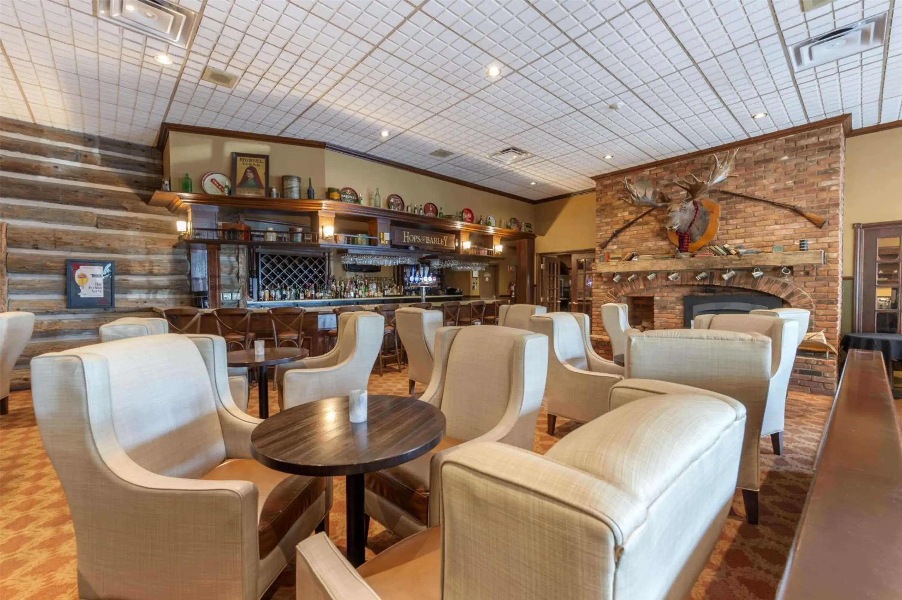 Lounge or bar in Best Western Parkway Inn & Conference Centre Lounge or bar in Best Western Parkway Inn & Conference Centre