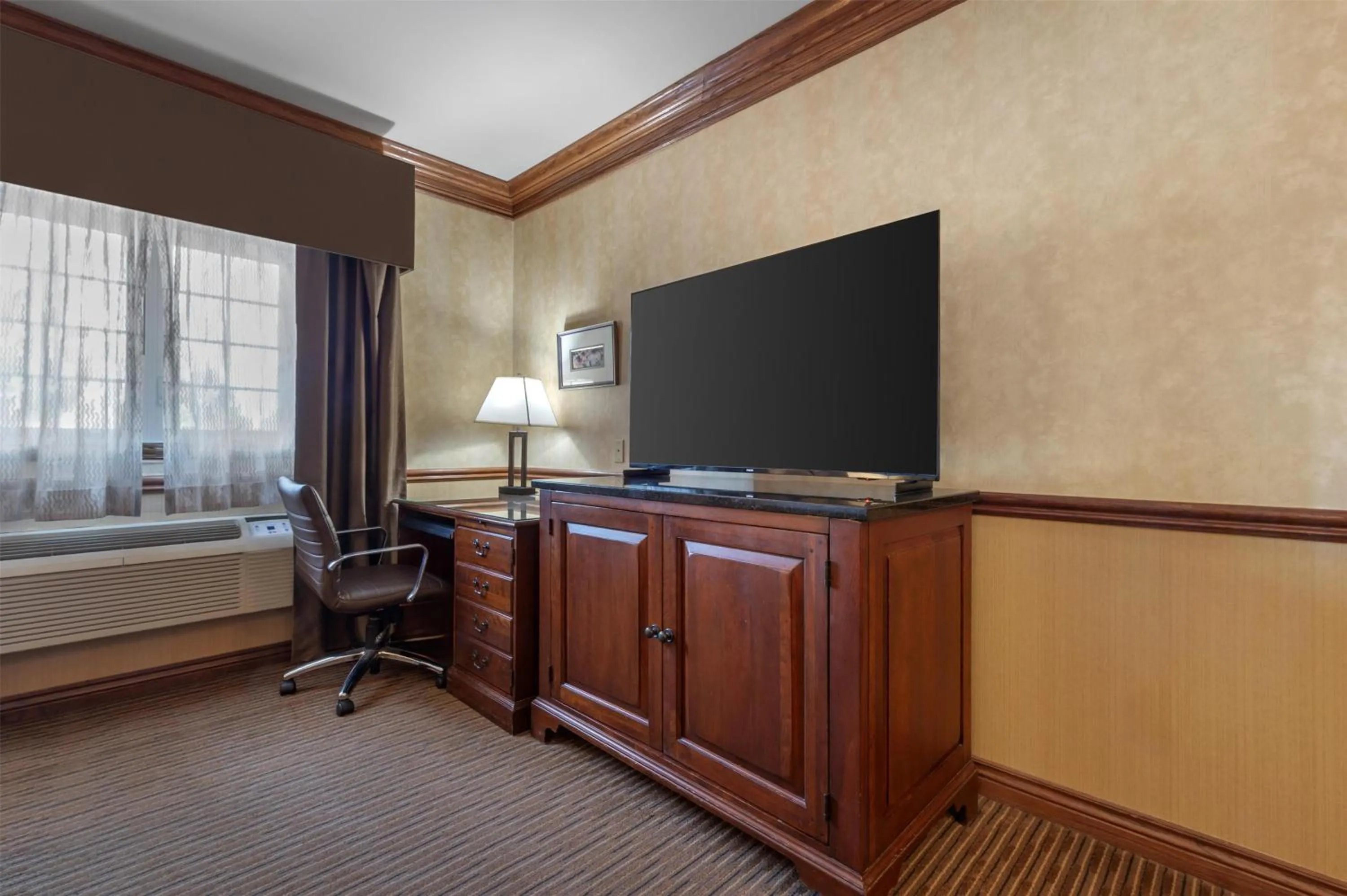 Bedroom, Bed in Best Western Parkway Inn & Conference Centre