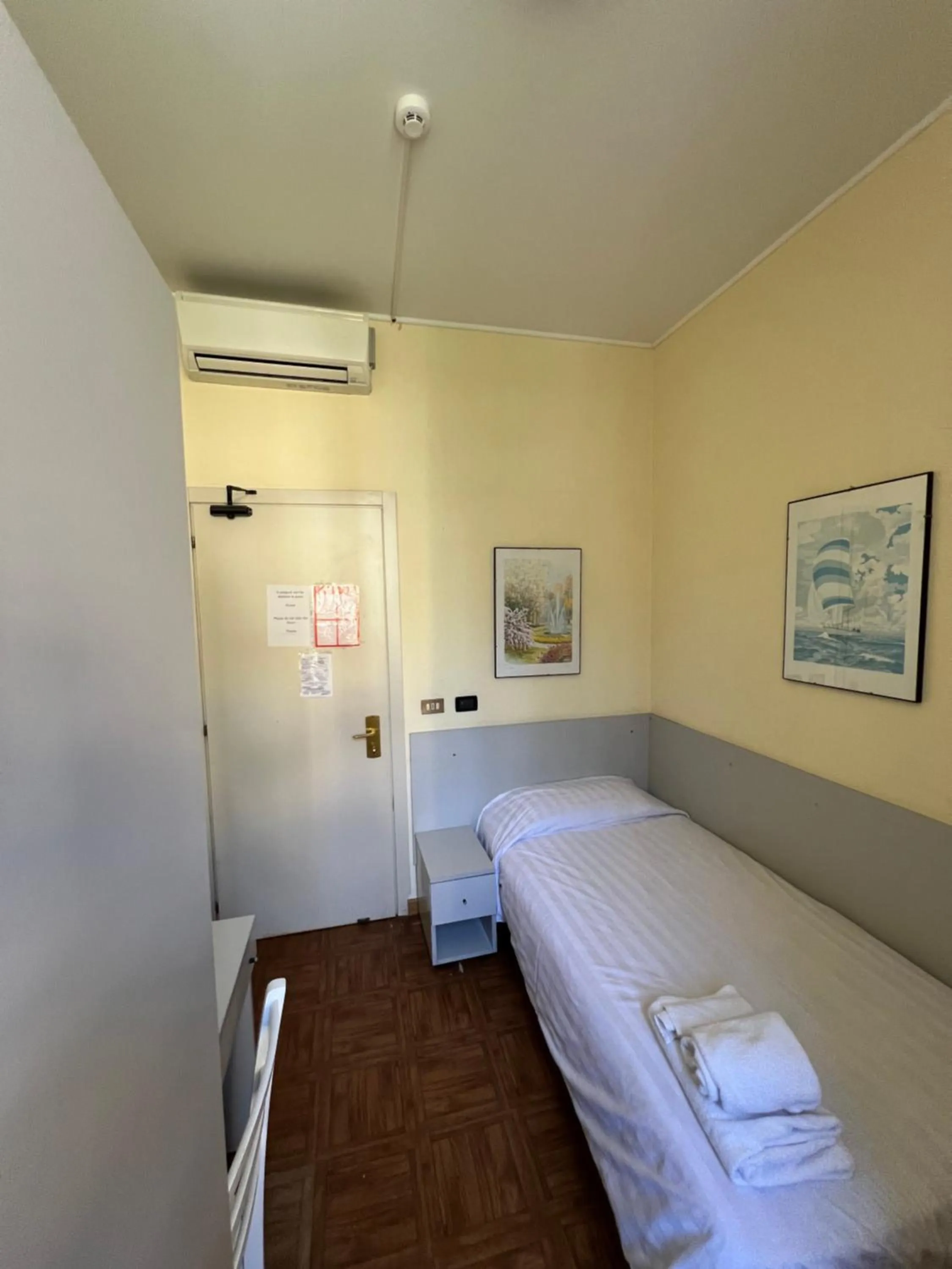 Bed in Hotel Petit Royal