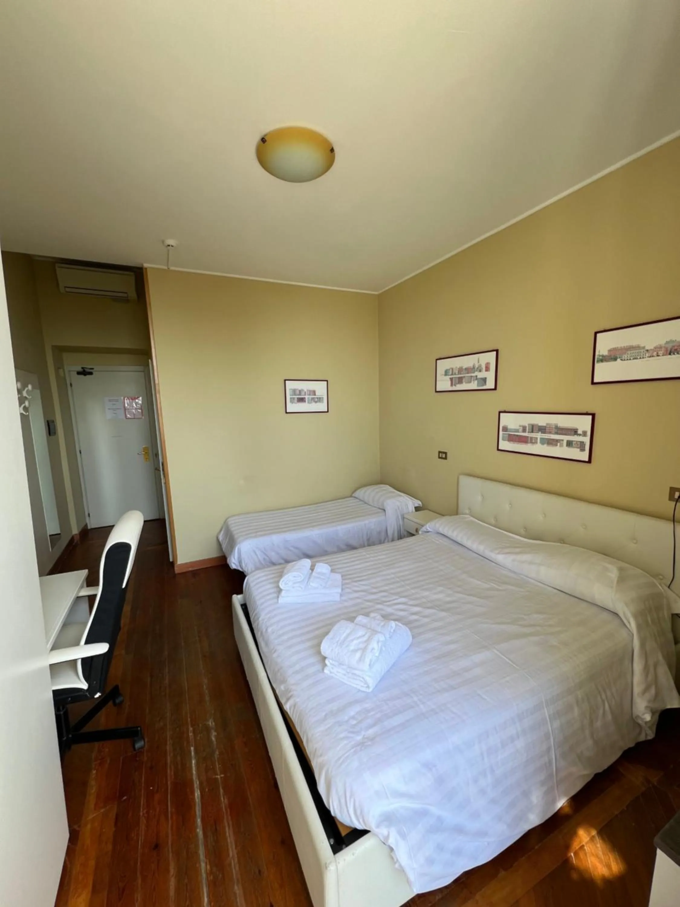 Bed in Hotel Petit Royal