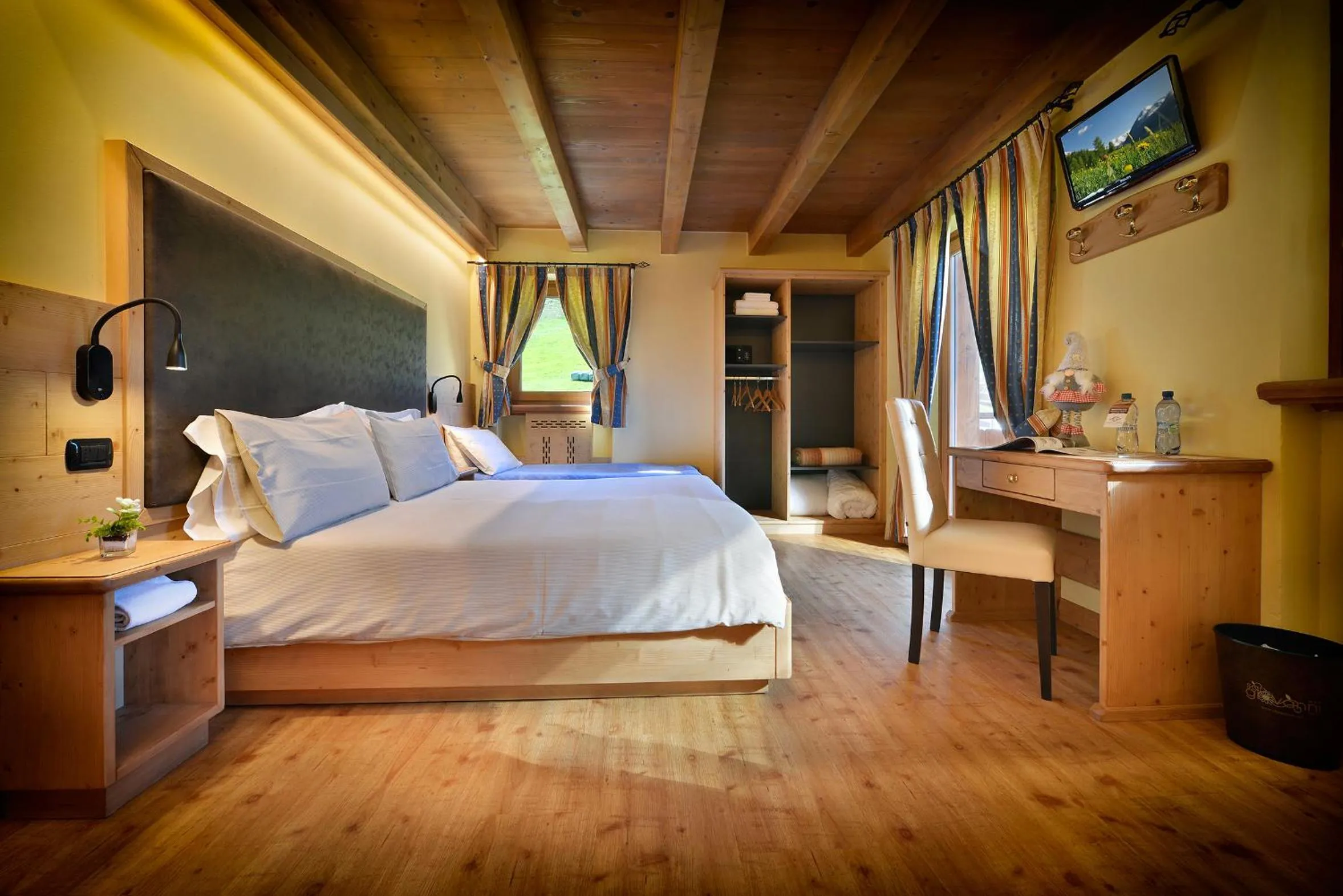 TV and multimedia, Bed in Hotel San Giovanni