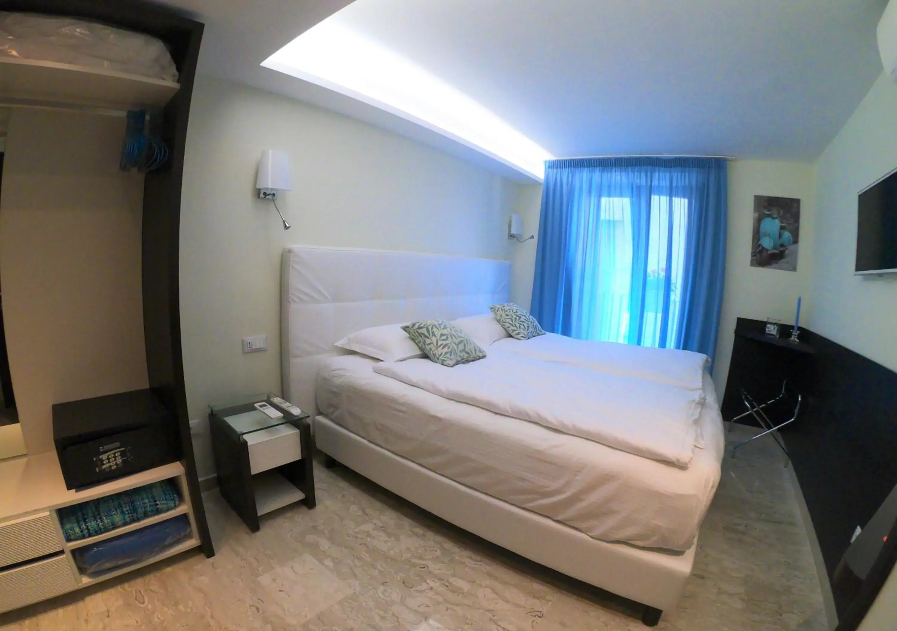 Photo of the whole room, Bed in Sorrento Flats Photo of the whole room, Bed in Sorrento Flats