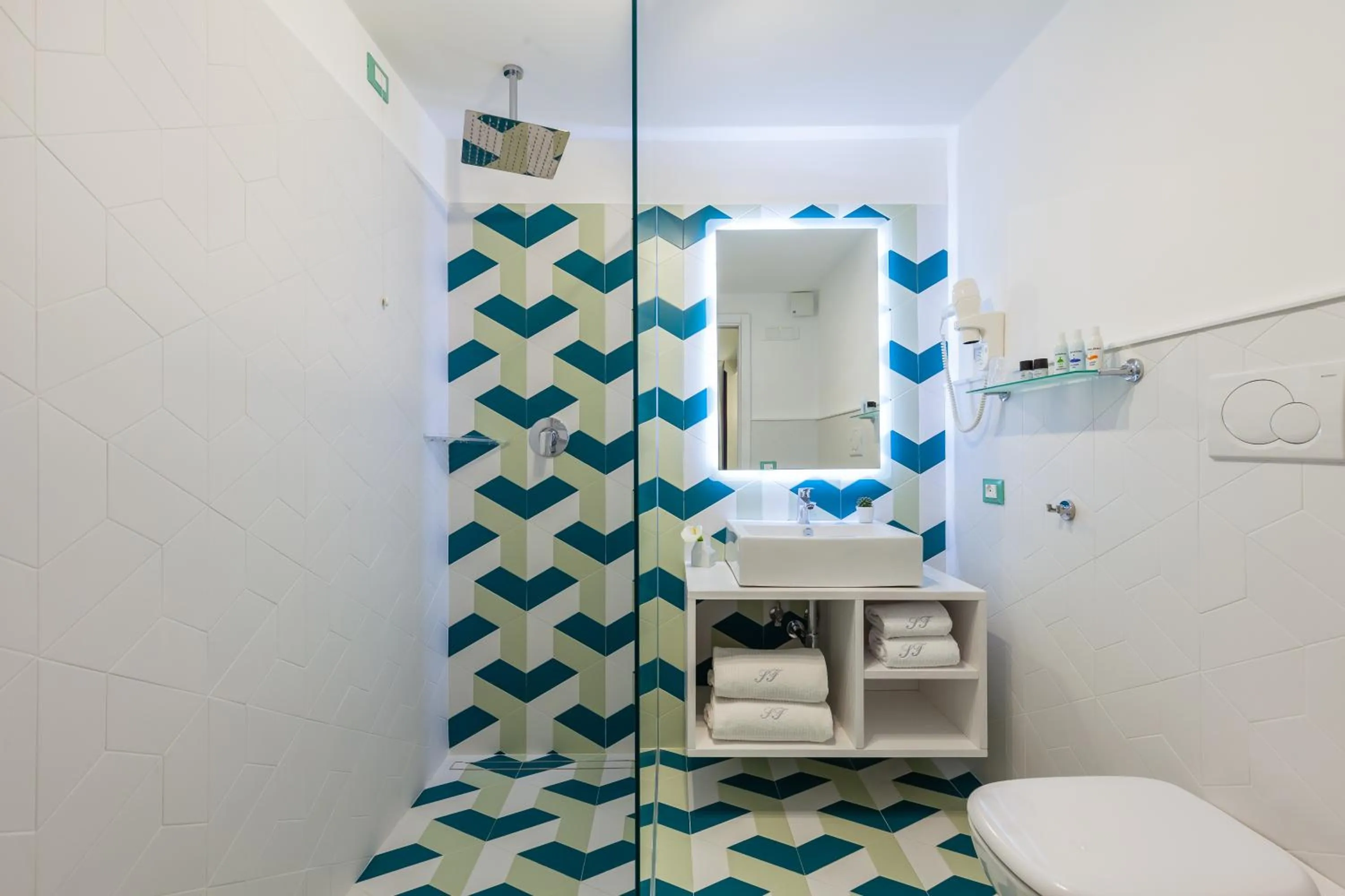 Shower in Sorrento Flats