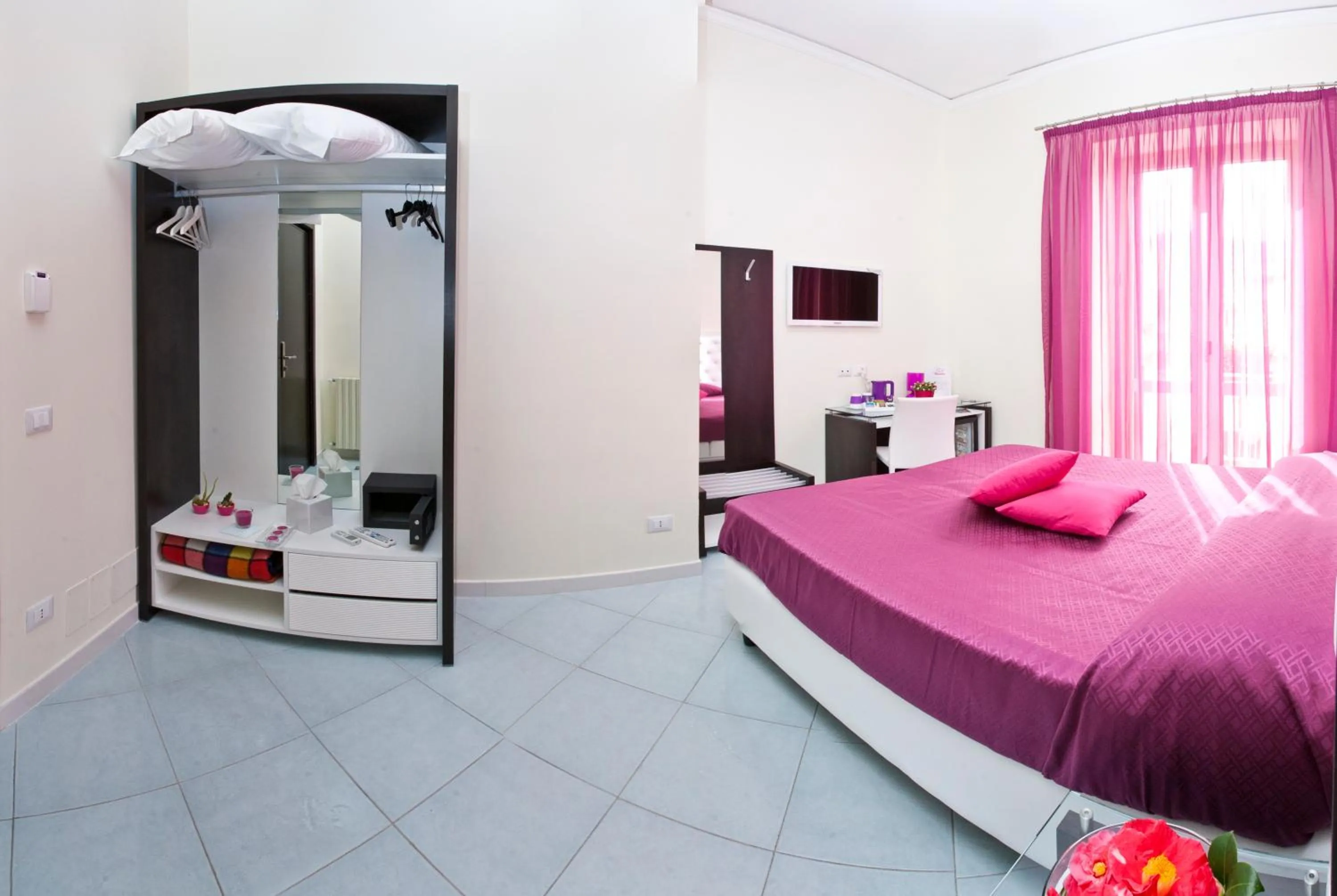 Photo of the whole room in Sorrento Flats