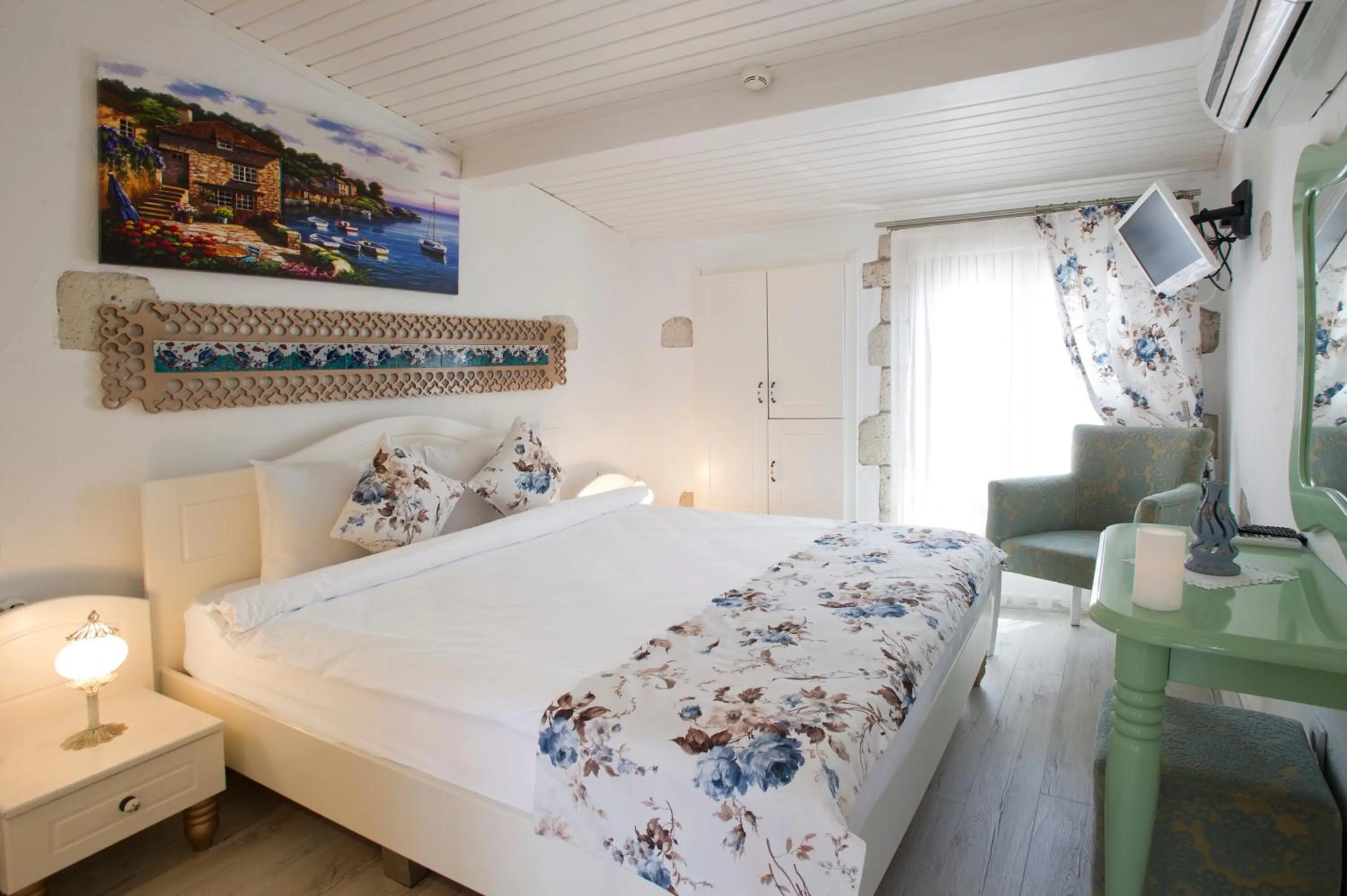 Photo of the whole room, Bed in Lodos Hotel