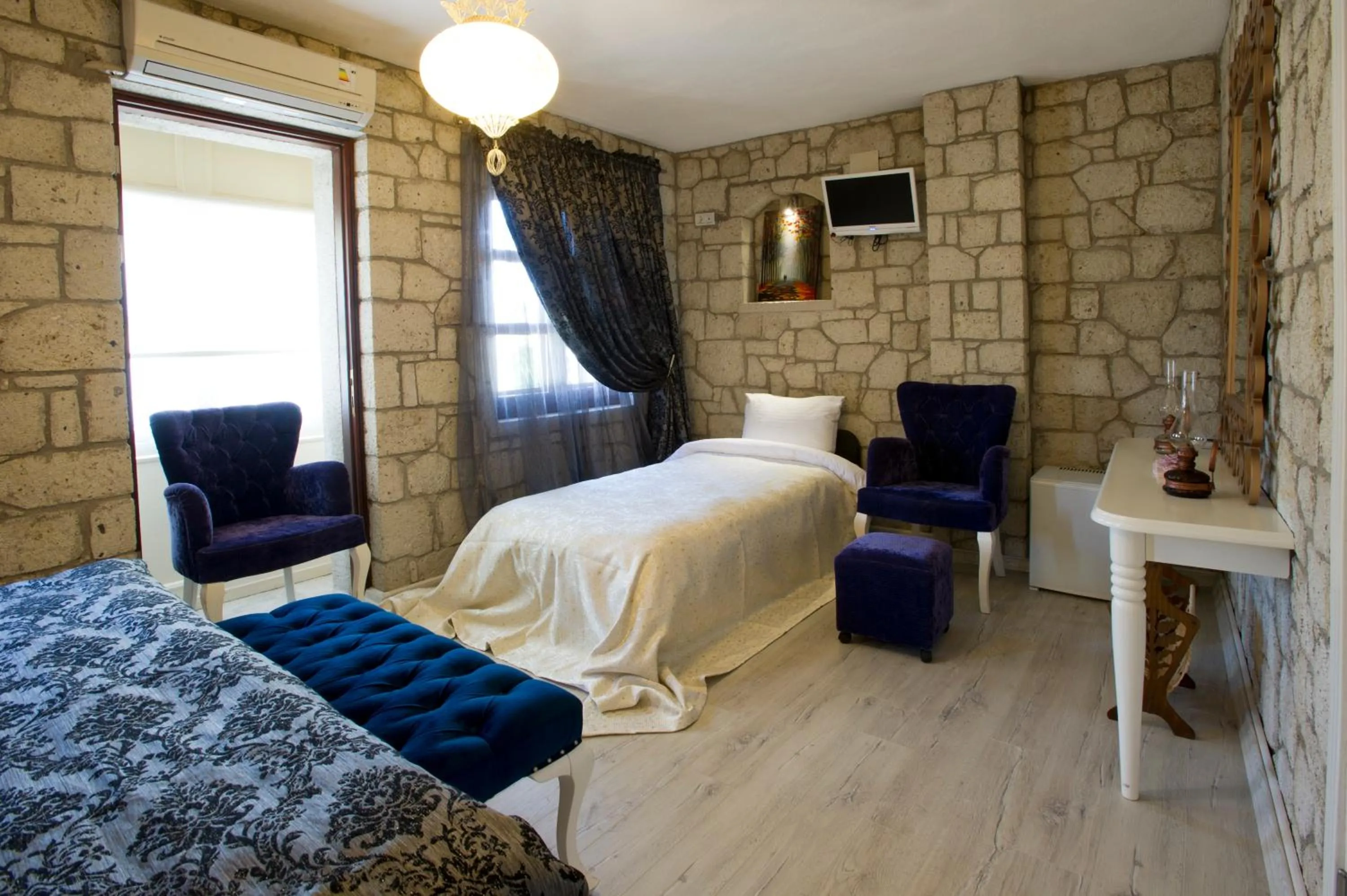 Photo of the whole room, Bed in Lodos Hotel