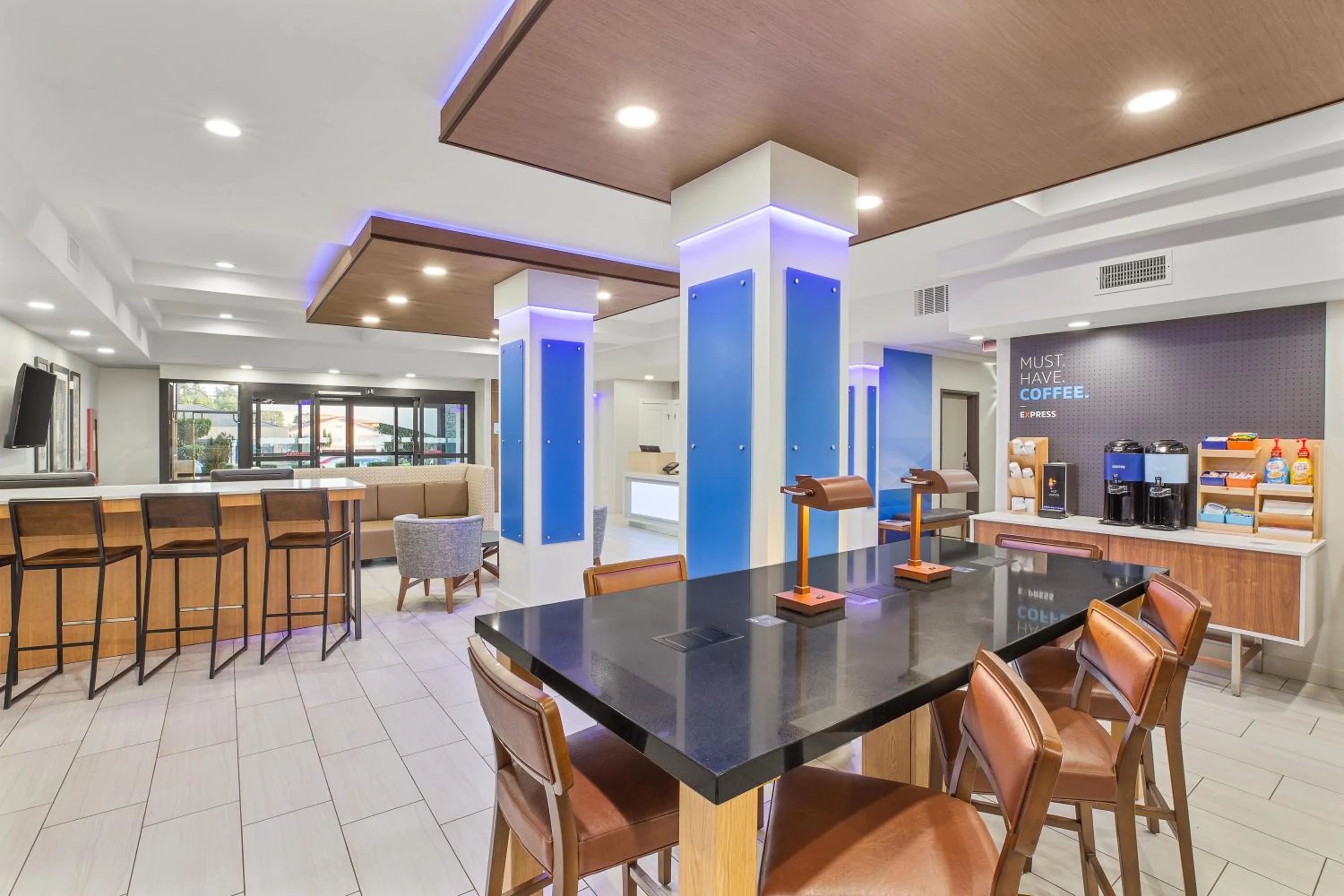 Lobby or reception in Holiday Inn Express & Suites Tacoma by IHG