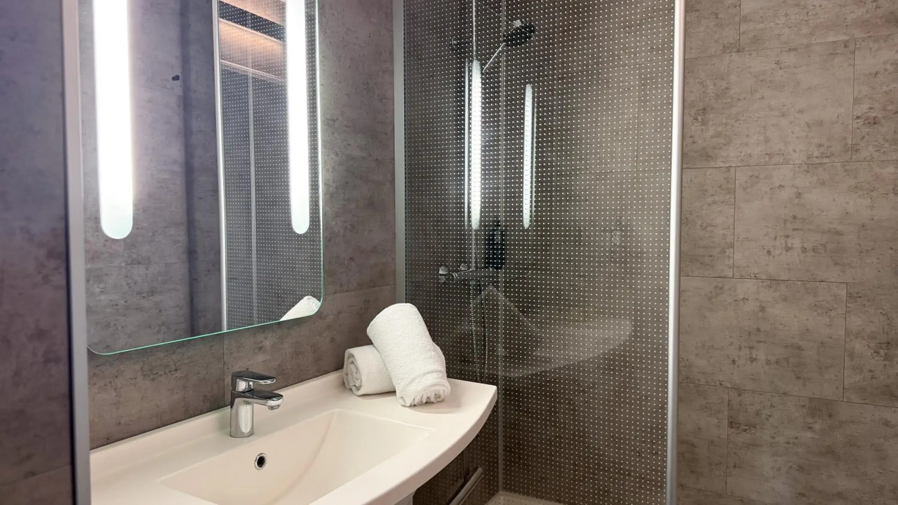 Bathroom in Ibis Alès Centre Ville Bathroom in Ibis Alès Centre Ville