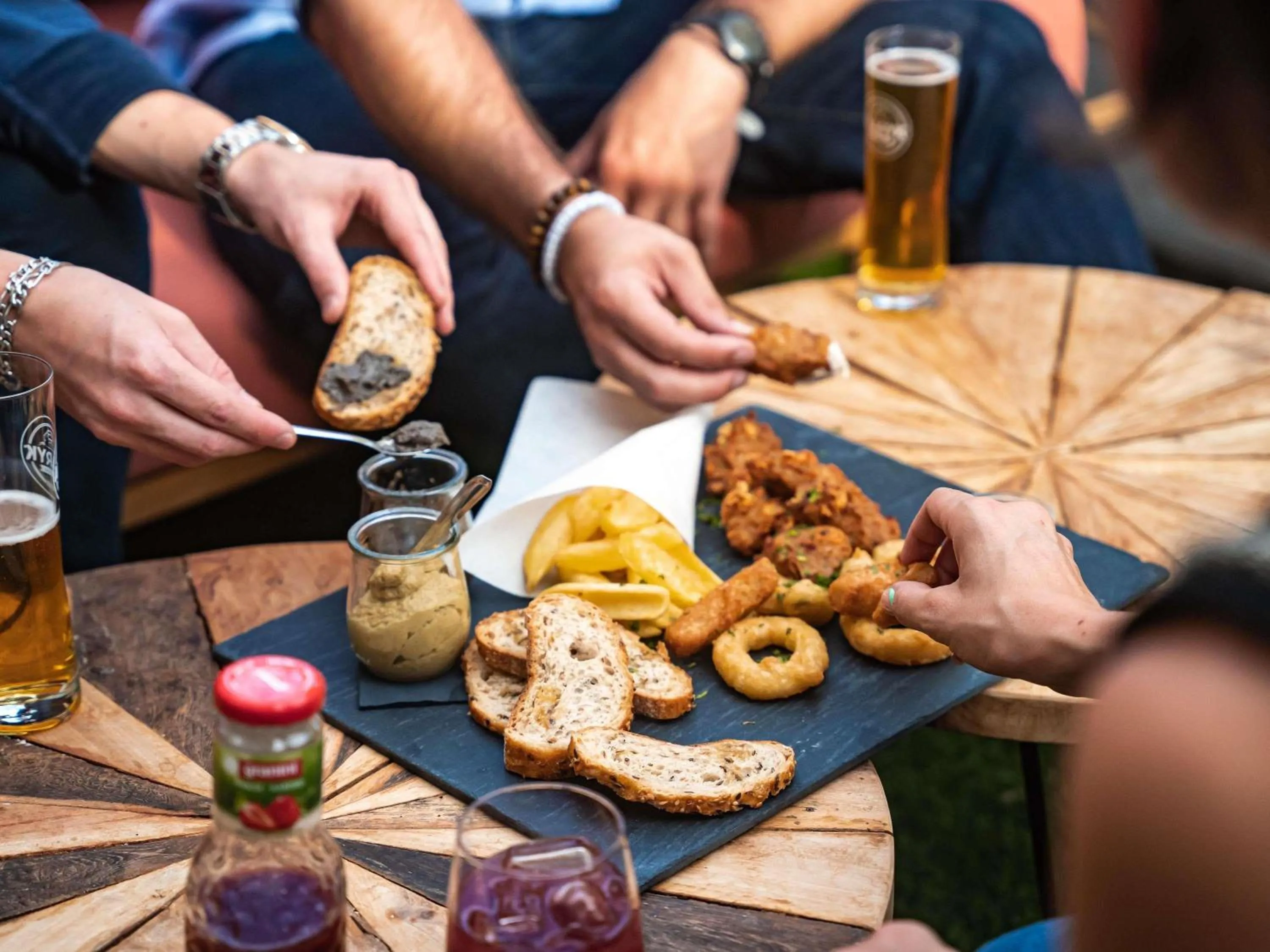 Lounge or bar in Ibis Alès Centre Ville