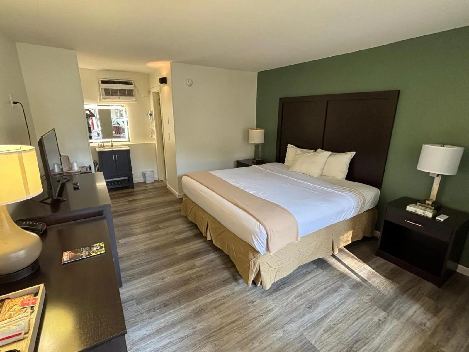 Bedroom, Bed in Castlewood Inn