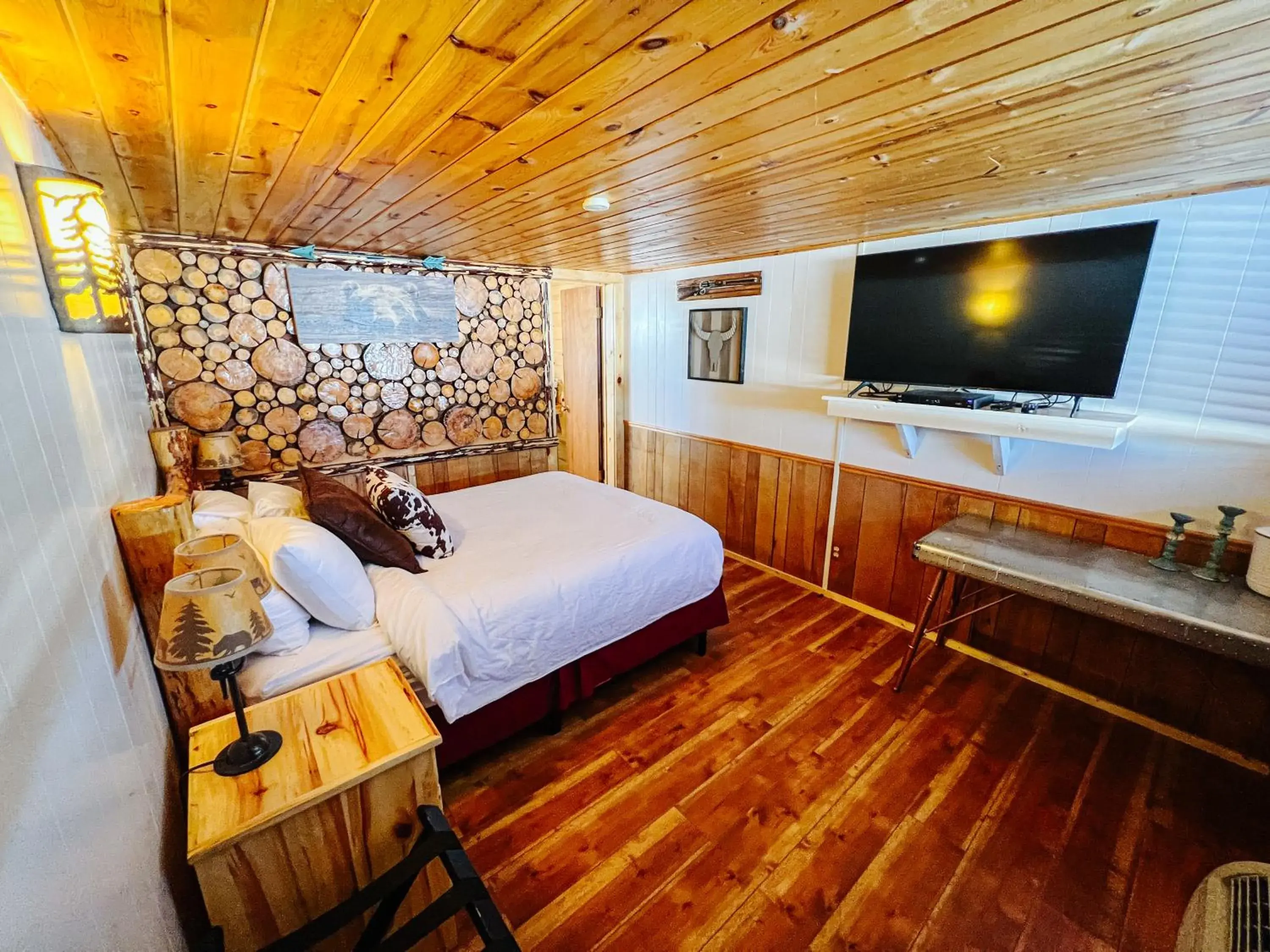 Main Lodge with 1 Queen Bed in River Lodge Main Lodge with 1 Queen Bed in River Lodge