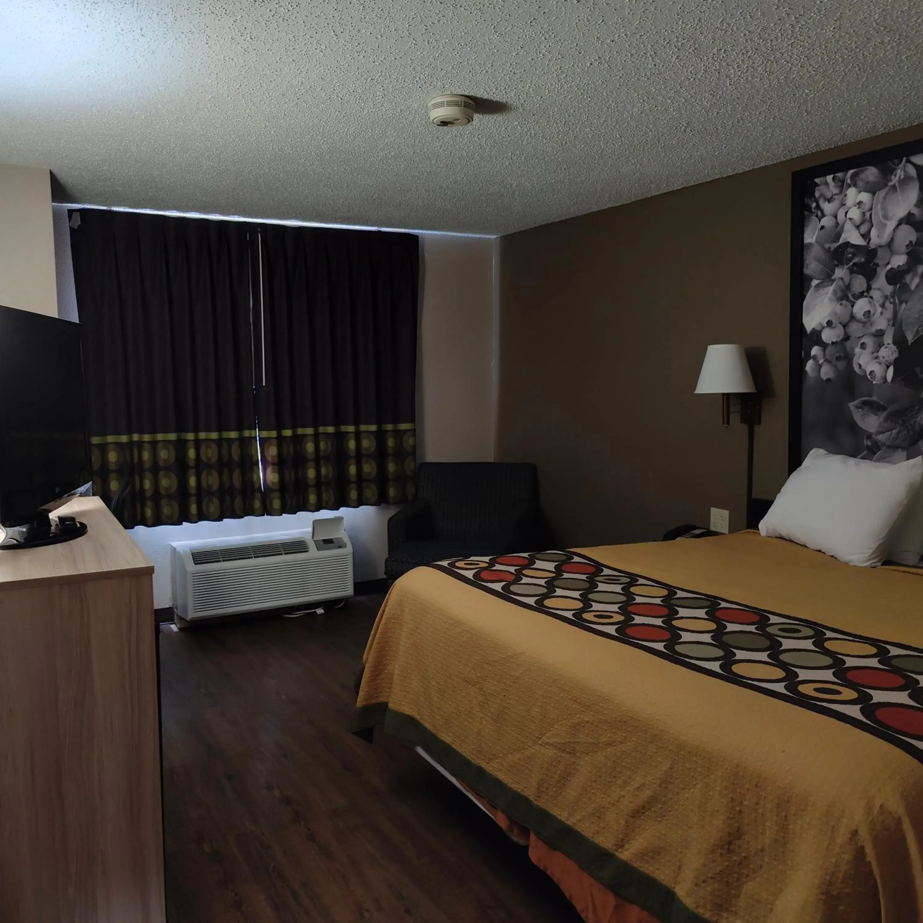 Bedroom, Bed in Super 8 by Wyndham Allentown Kutztown Area Bedroom, Bed in Super 8 by Wyndham Allentown Kutztown Area