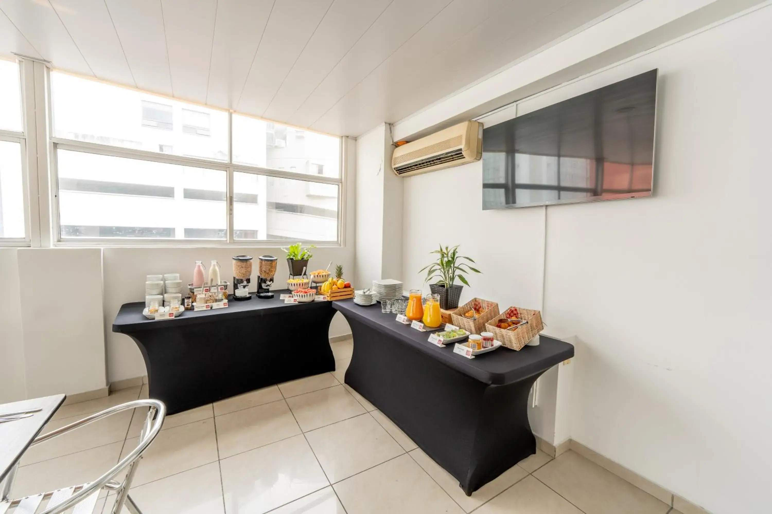 Breakfast in Basic Hotel Centenario by Hoteles MS Breakfast in Basic Hotel Centenario by Hoteles MS