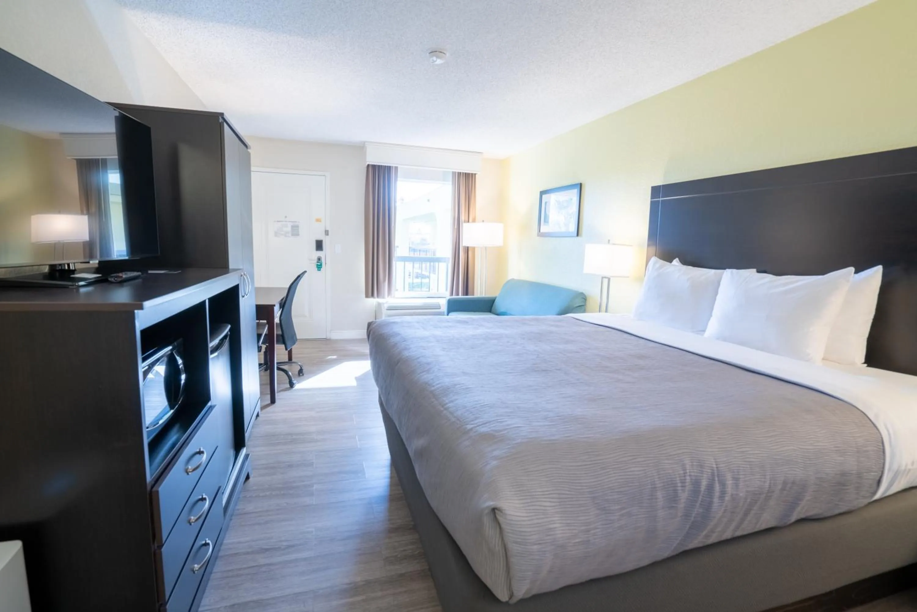 Bed in Quality Inn Palm Beach International Airport