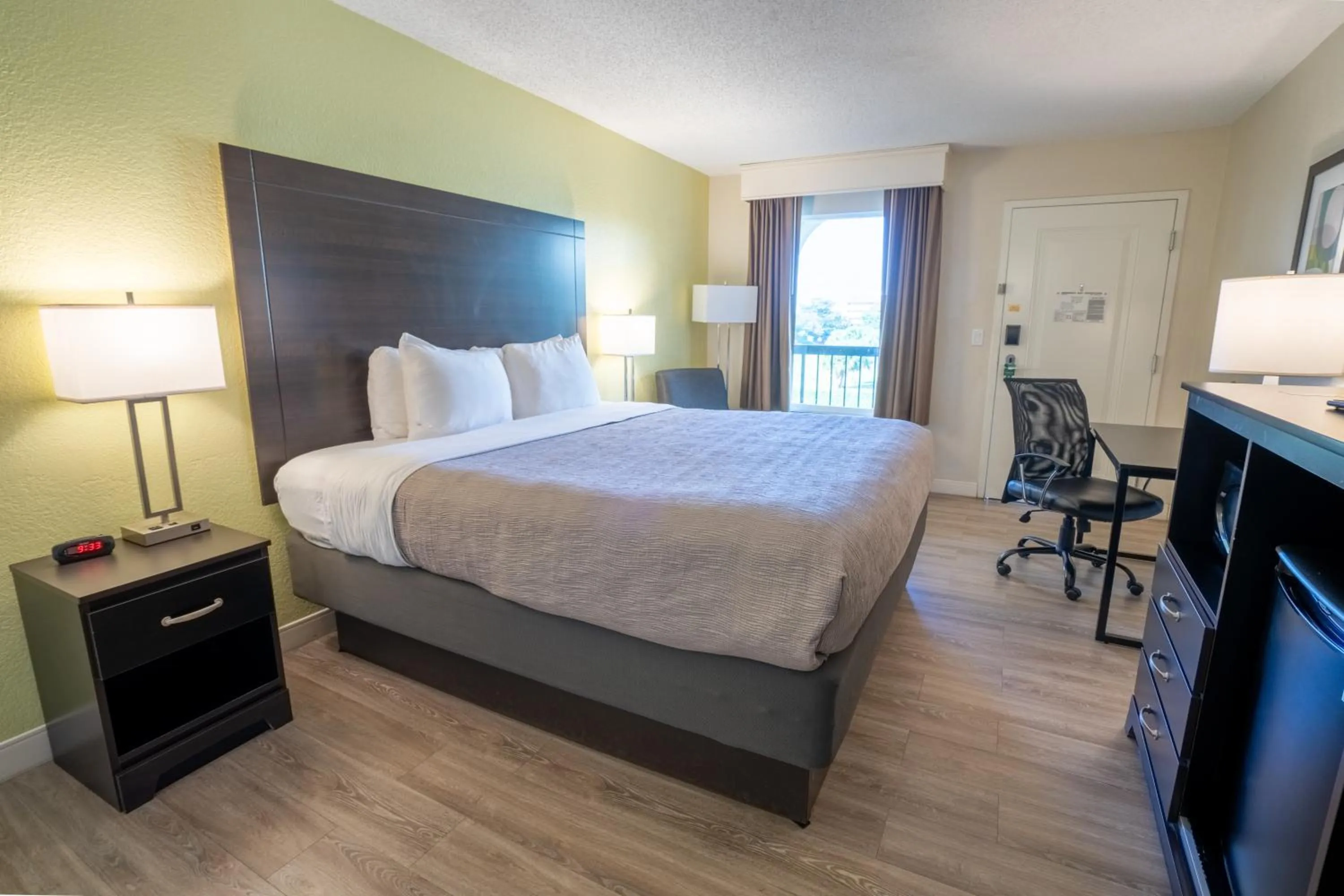 Bed in Quality Inn Palm Beach International Airport