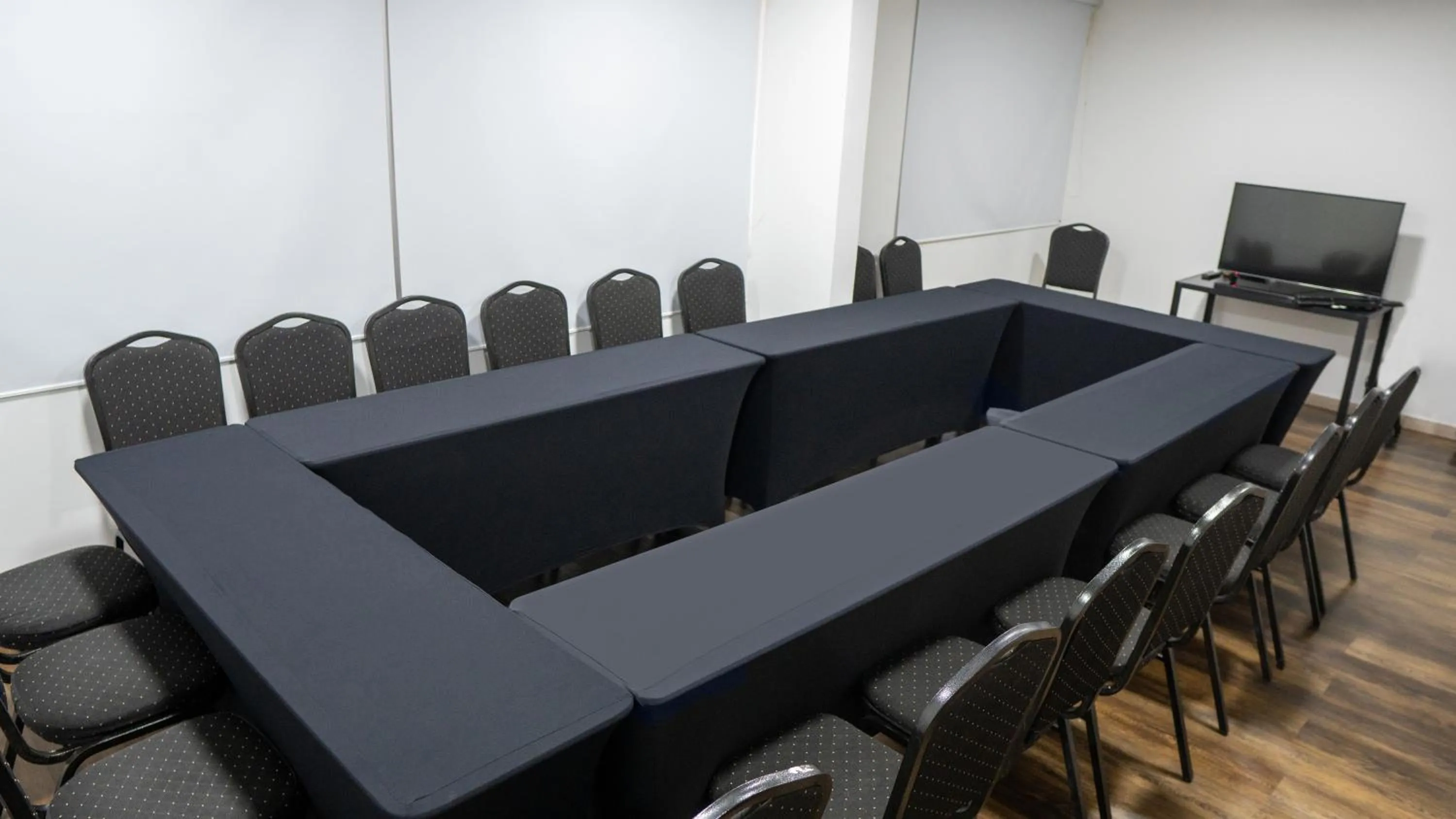 Meeting/conference room in Basic Hotel Chipichape by Hoteles MS