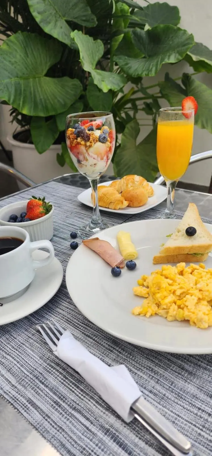 Buffet breakfast in Basic Hotel Chipichape by Hoteles MS