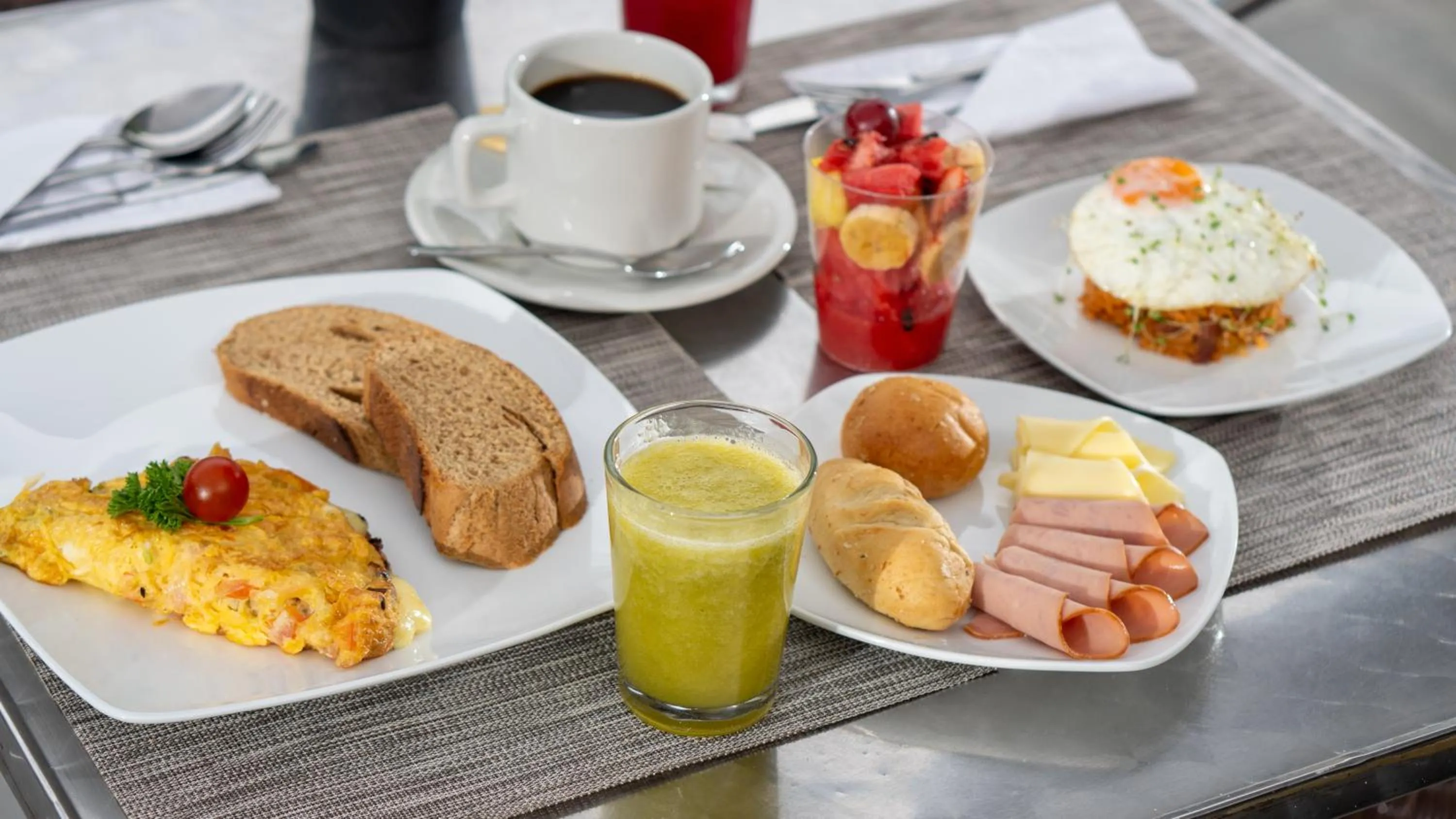 Buffet breakfast in Basic Hotel Chipichape by Hoteles MS