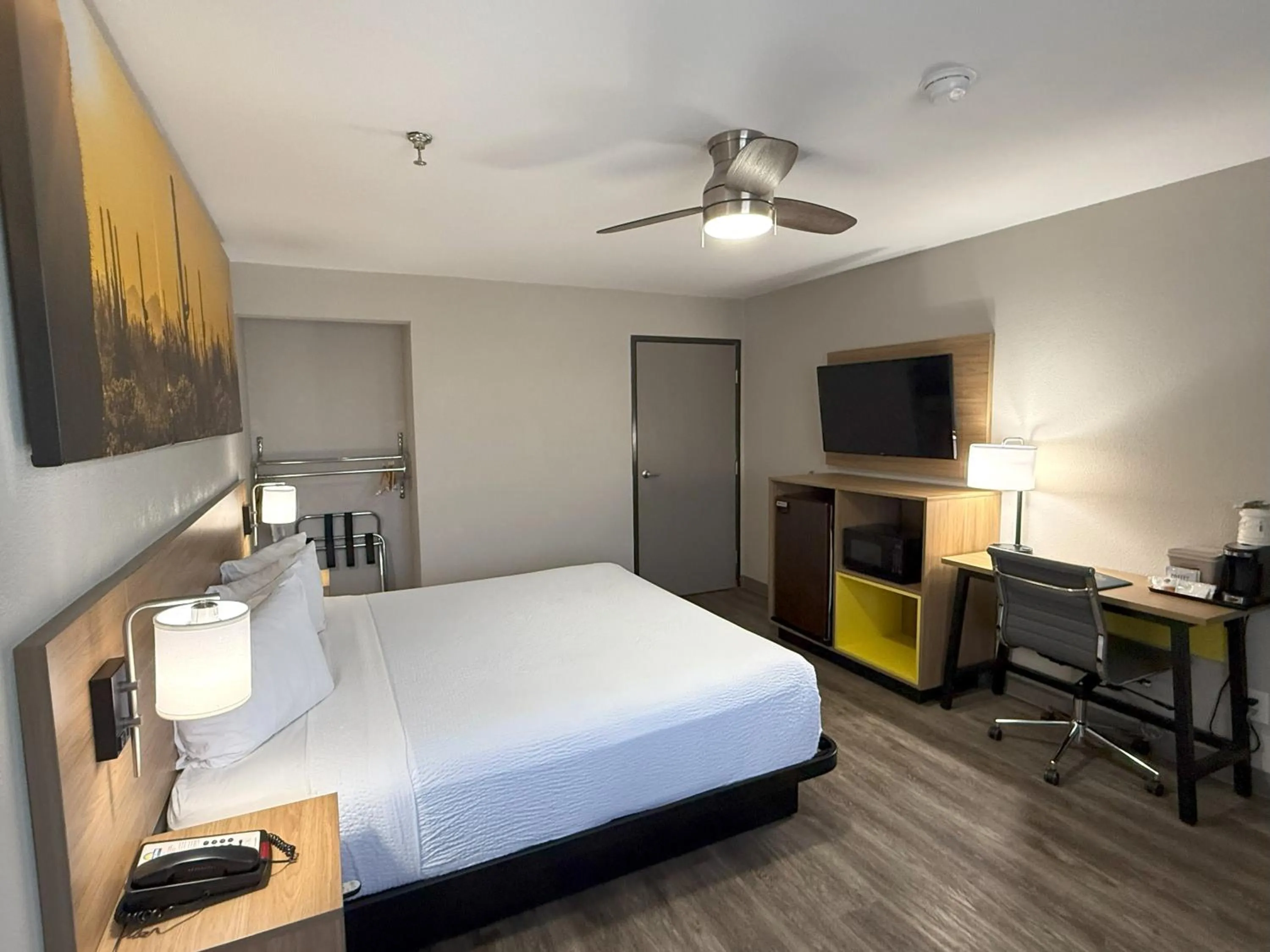 Bed in Days Inn by Wyndham Yuma