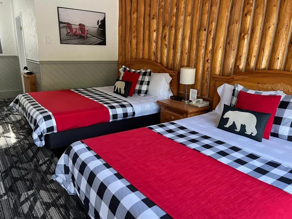 Bed in Mystic Isle Motel