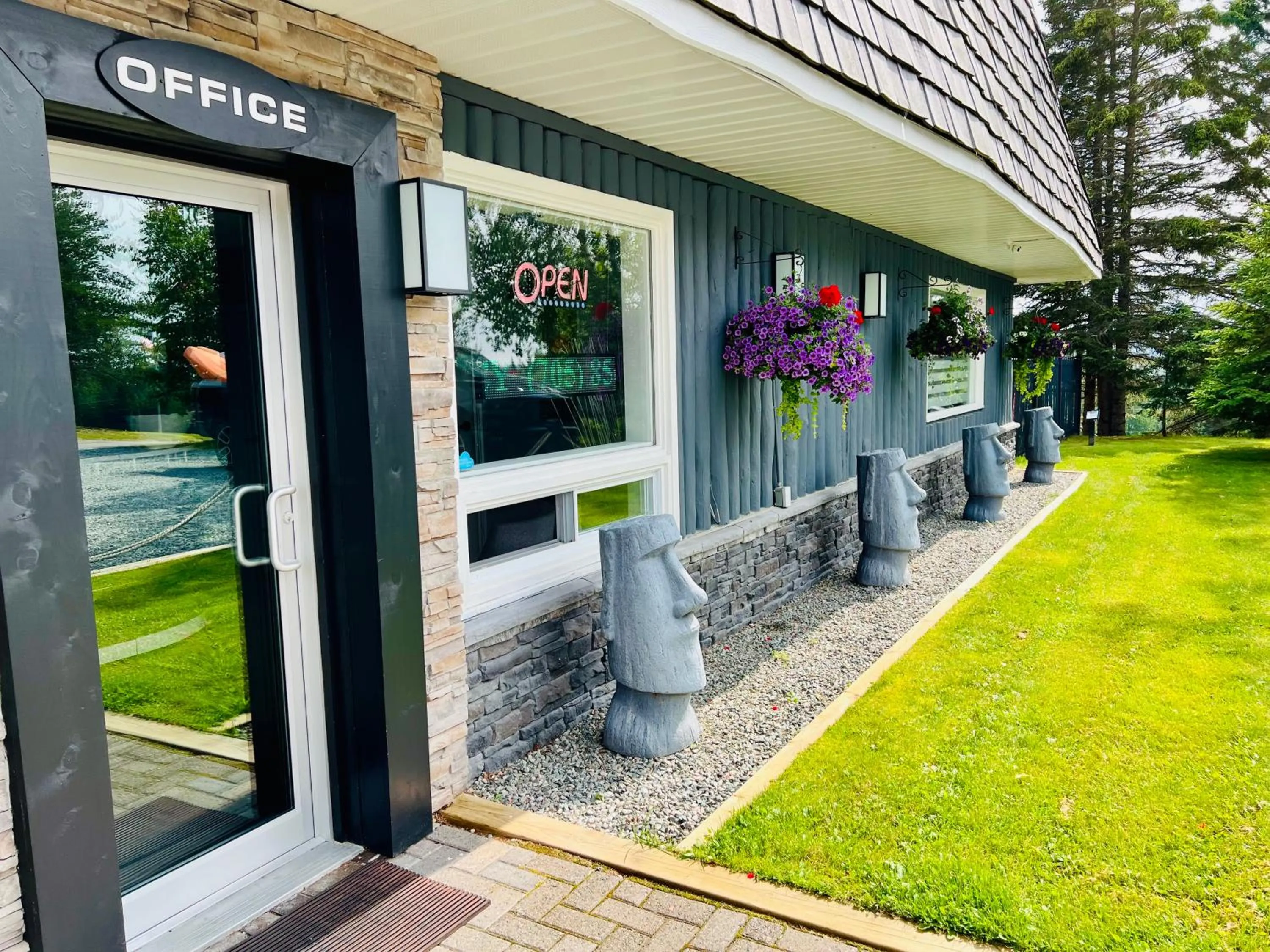 Property building in Mystic Isle Motel