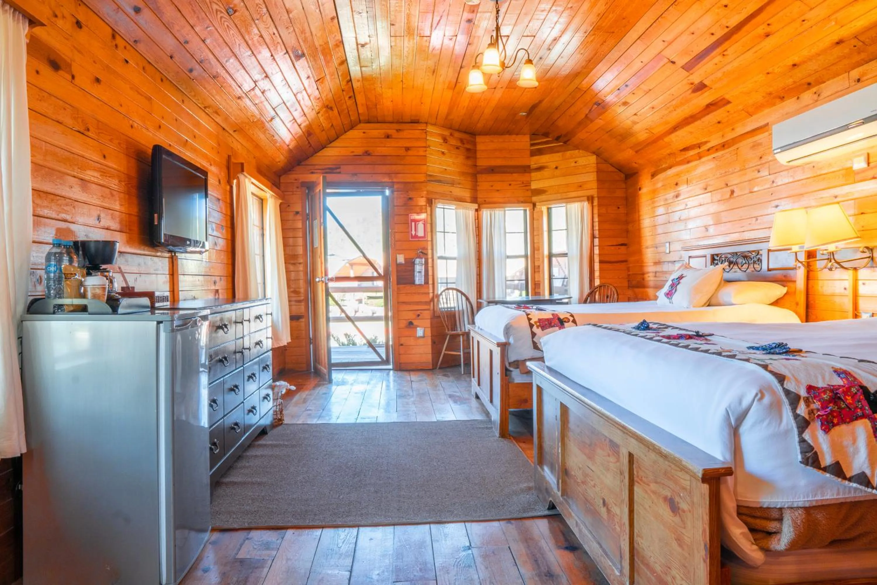 Bed in Villa Mexicana Creel Mountain Lodge