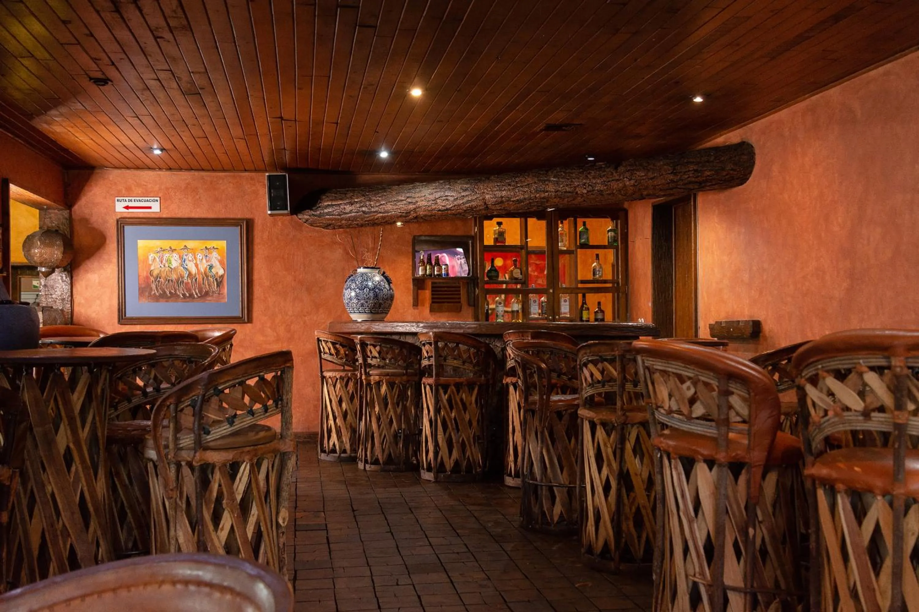 Lounge or bar in Villa Mexicana Creel Mountain Lodge