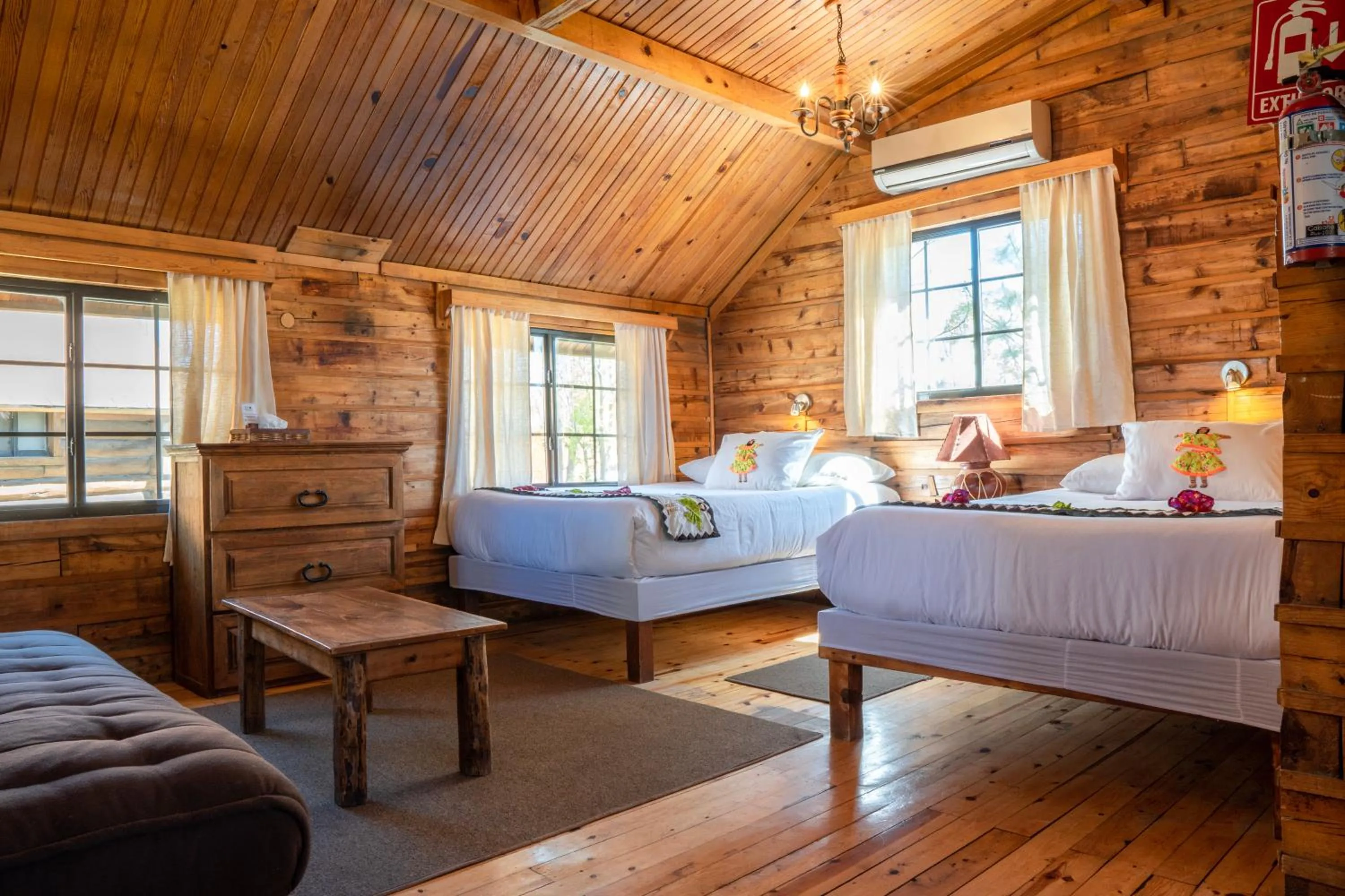 Bed in Villa Mexicana Creel Mountain Lodge