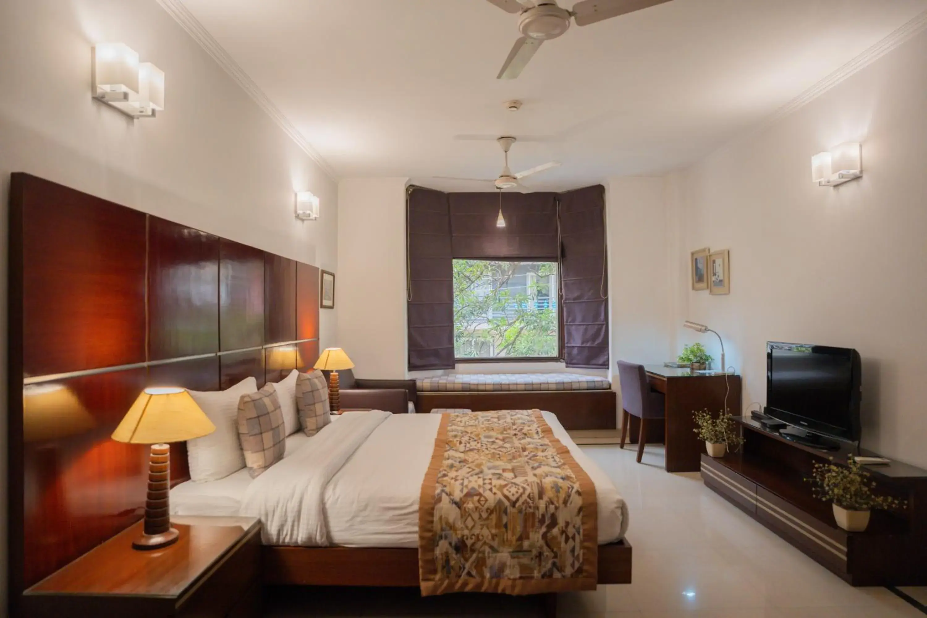 Bed in Ahuja Residency DLF Phase 2 Bed in Ahuja Residency DLF Phase 2